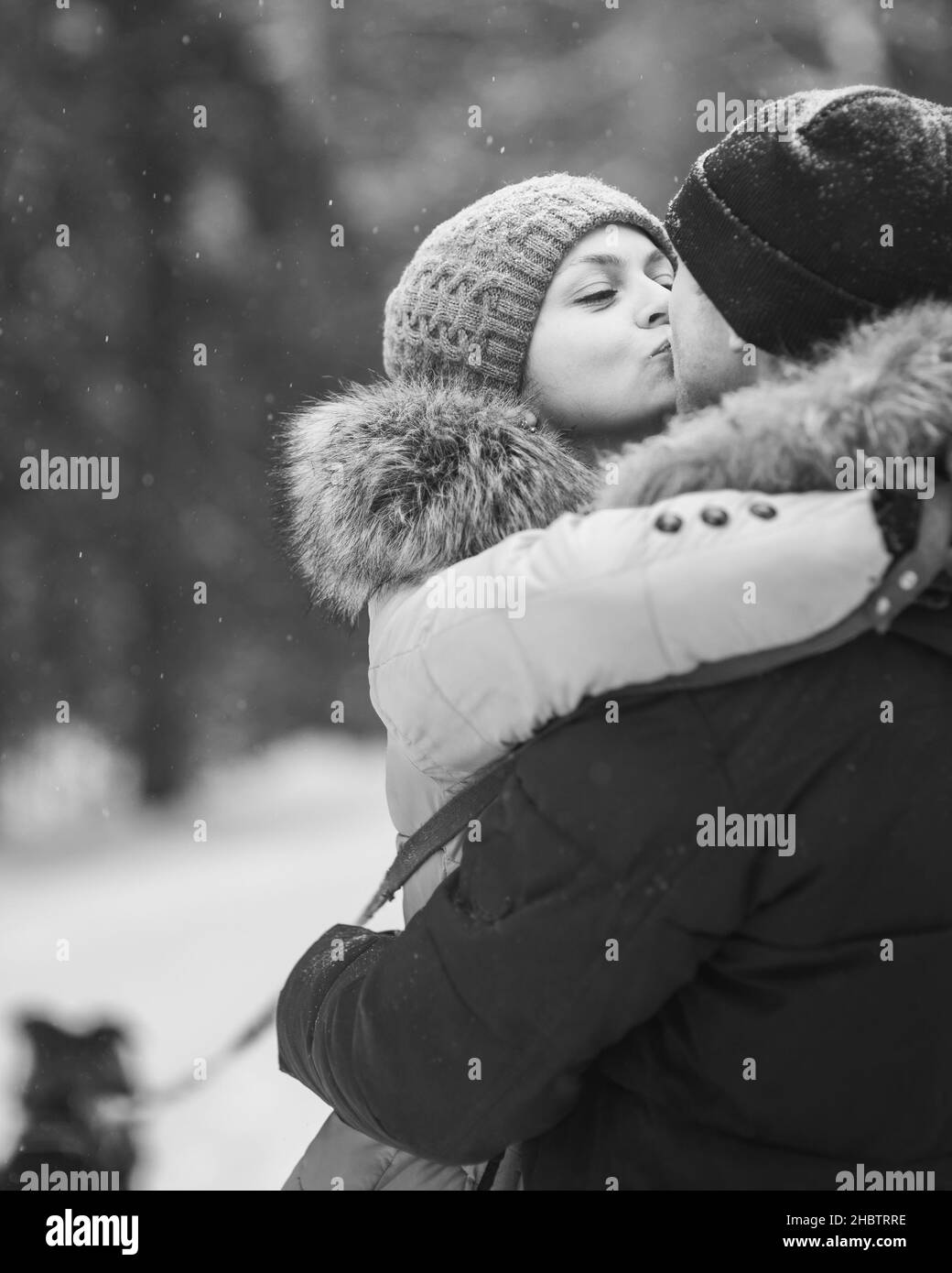 Portrait du jeune couple en forêt d'hiver.Noir et blanc Banque D'Images