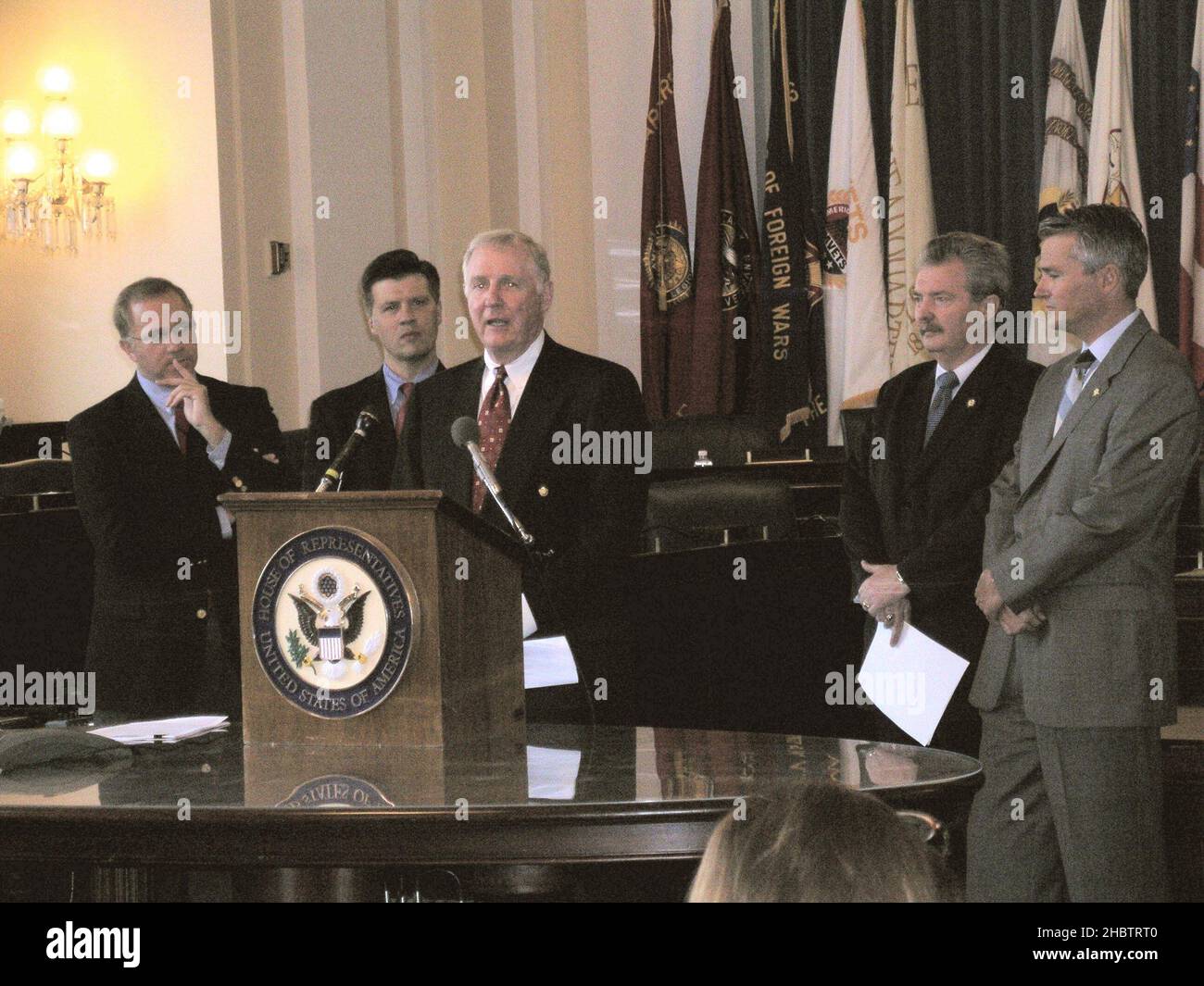 Le congressiste Dan Burton (IN-5) parle lors d'une conférence de presse conjointe de l'importance stratégique des bases militaires de l'Indiana pour notre sécurité nationale.(De gauche à droite) les membres du Congrès Steve Buyer (IN-4), John Hostettler (IN-8), Mike Sodrel (IN-9) et Chris Chocola (IN-2) regardent. CA.5 mai 2005 Banque D'Images