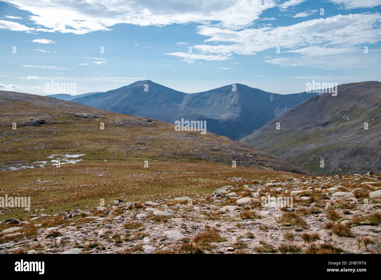 La vue de Cairn Toul depuis le sommet de Ben Macdui dans le parc national de Cairngorms en Écosse, au Royaume-Uni Banque D'Images