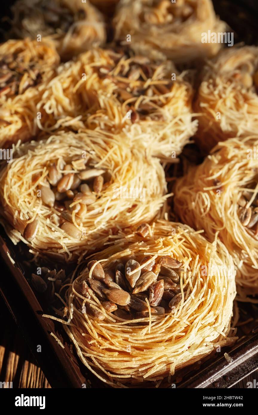 Dessert de baklava avec arachides grillées de pâte filo concassée en forme de nid d'oiseau.Friandises orientales en gros plan. Banque D'Images