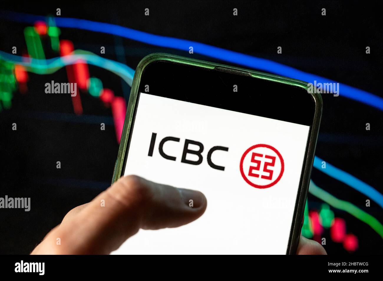 Chine.09th décembre 2021.Dans cette illustration, le logo de la multinationale bancaire chinoise et de la plus grande banque du monde de la Banque industrielle et commerciale de Chine (ICBC) est affiché sur un smartphone avec un graphique d'indice boursier économique en arrière-plan.(Photo de Budrul Chukrut/SOPA Images/Sipa USA) crédit: SIPA USA/Alay Live News Banque D'Images