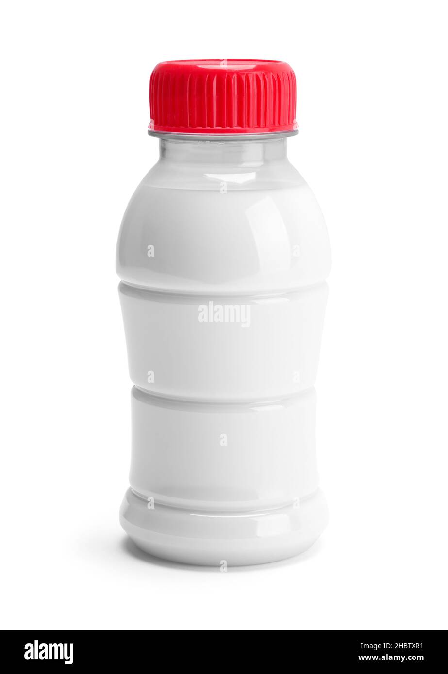 Petite bouteille de lait en plastique vue avant découpe sur blanc. Banque D'Images