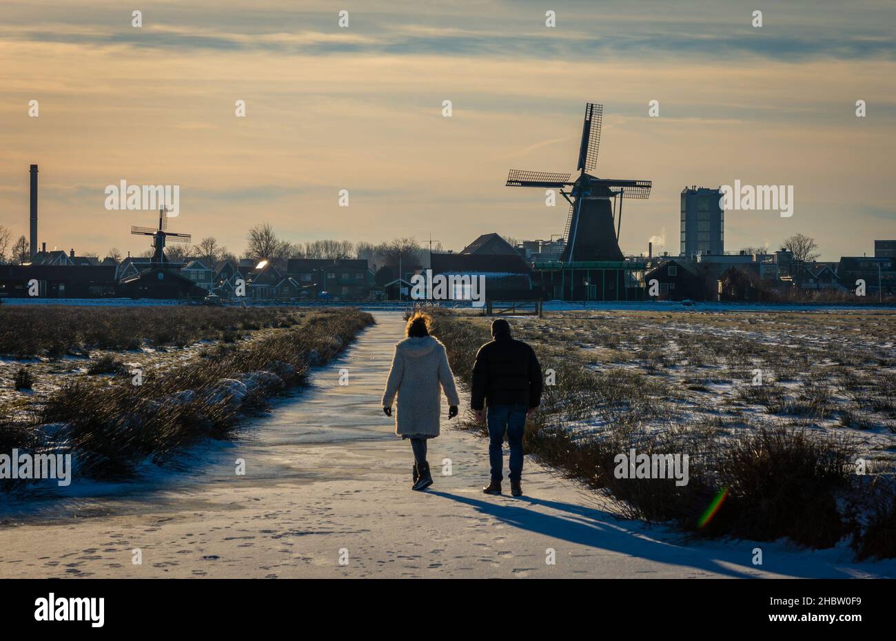 L'hiver, on peut se promener sur les canaux gelés autour des moulins à vent historiques hollandais de Zaanse Schans Banque D'Images