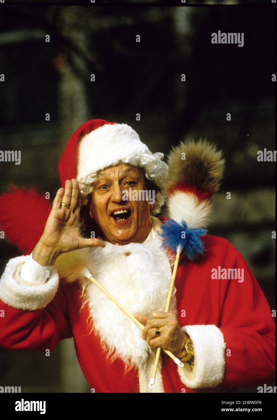 Le comédien britannique Ken Dodd en tenue Santa Banque D'Images