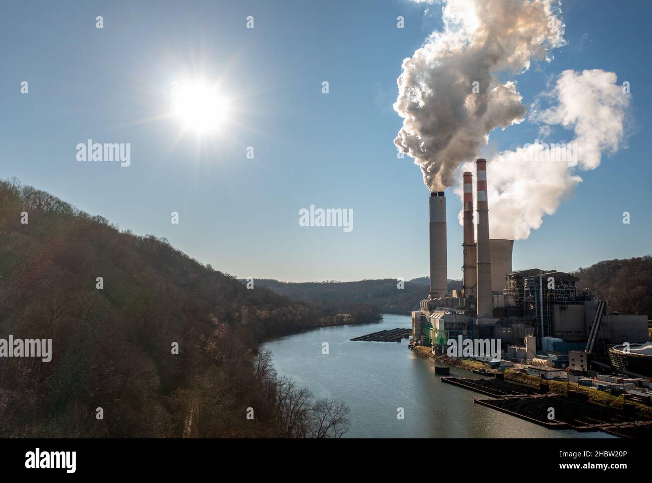 Vue aérienne de la centrale électrique au charbon connue sous le nom de fort Martin à l'extérieur de Morgantown, WV Banque D'Images