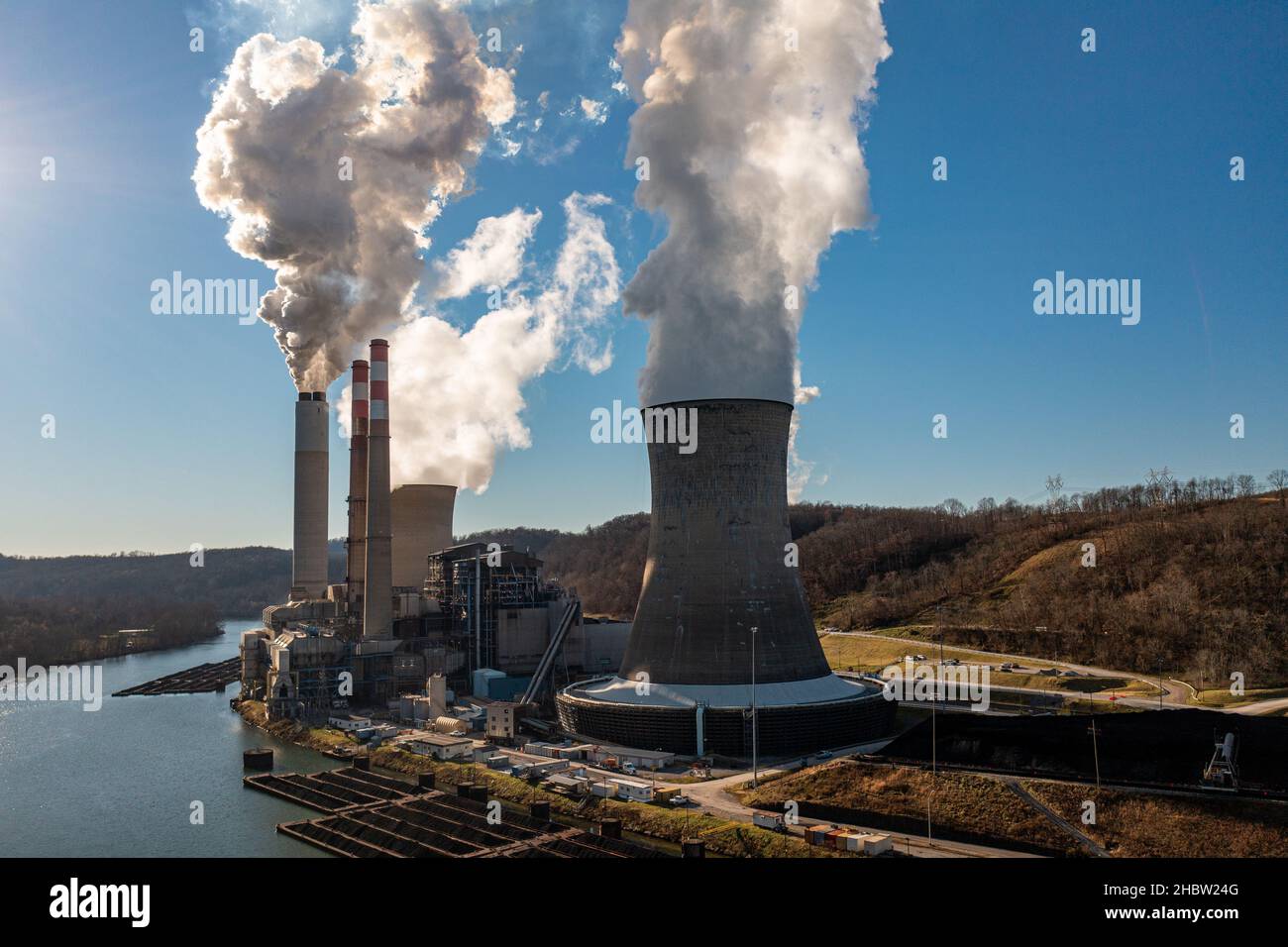 Vue aérienne de la centrale électrique au charbon connue sous le nom de fort Martin à l'extérieur de Morgantown, WV Banque D'Images