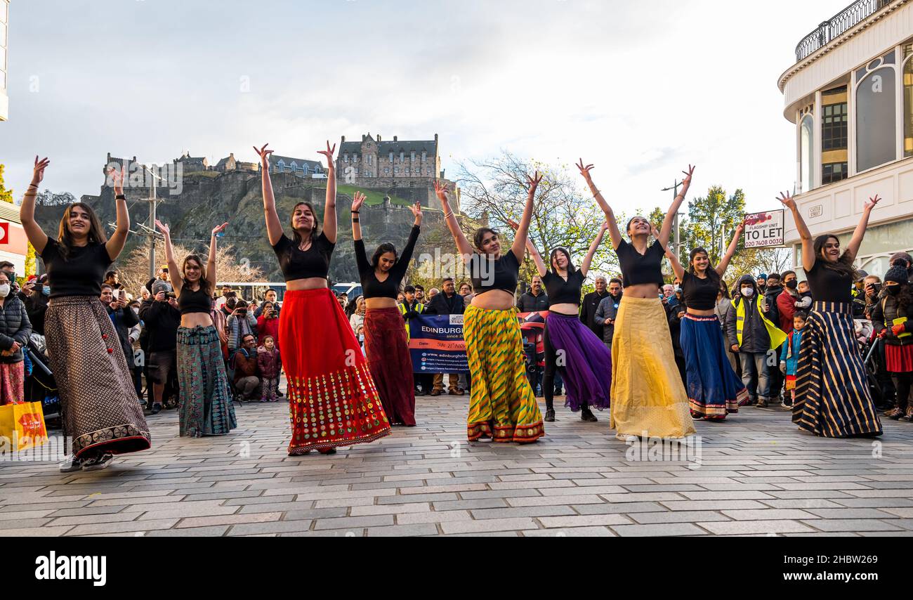 Groupe de danse indienne se présentant au festival Diwali avec toile de fond du château d'Édimbourg, Édimbourg, Écosse, Royaume-Uni Banque D'Images