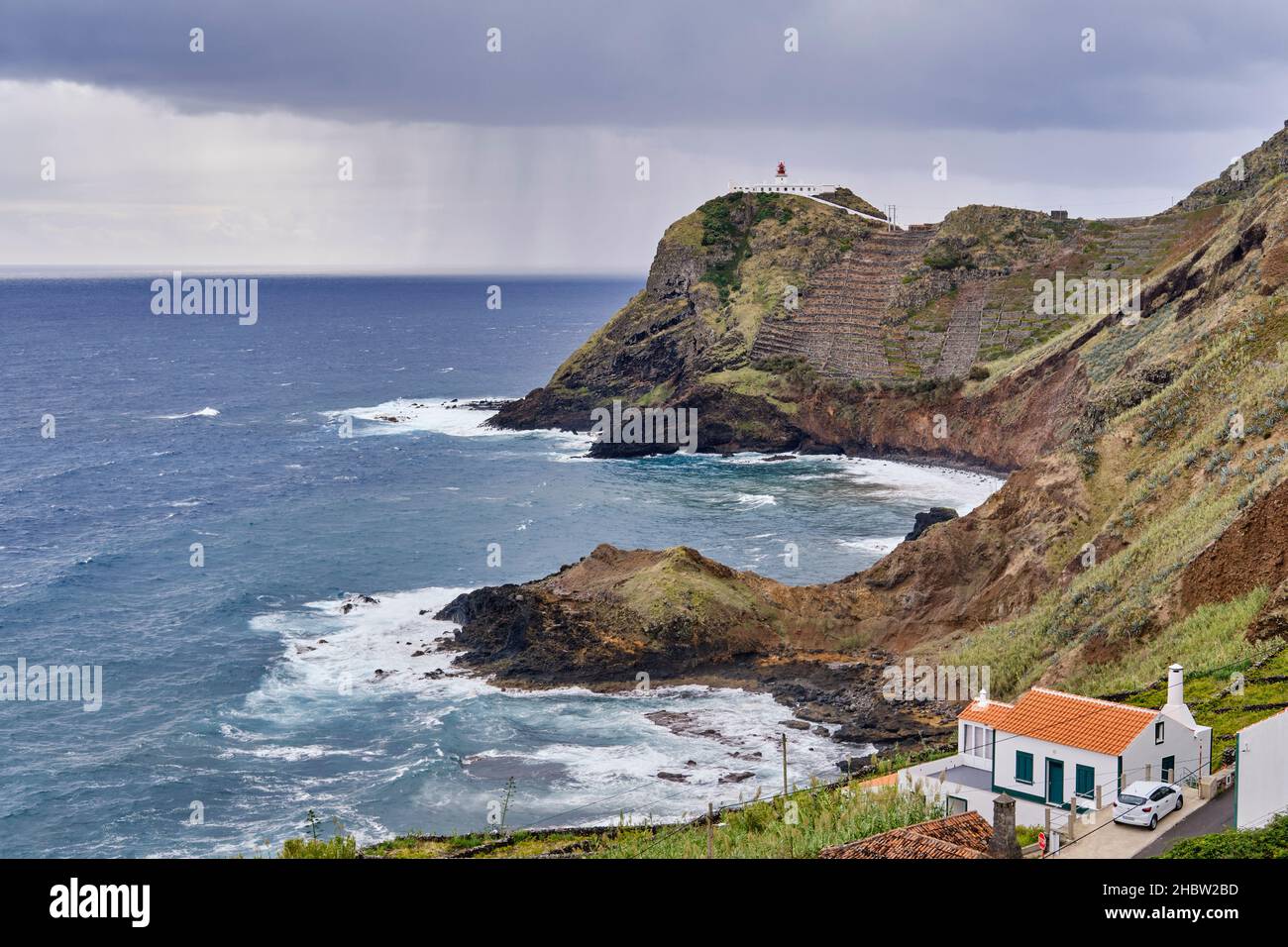 Vignobles en terrasse au Ponta do Castelo et au phare Goncalo Velho.Maia.Santa Maria, Açores, Portugal Banque D'Images