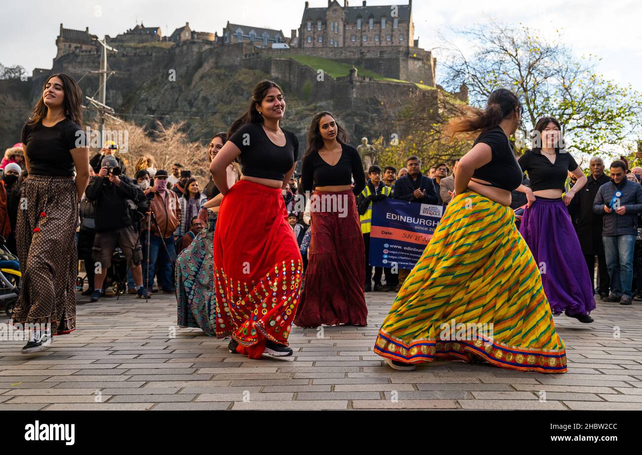 Groupe de danse indienne se présentant au festival Diwali avec toile de fond du château d'Édimbourg, Édimbourg, Écosse, Royaume-Uni Banque D'Images