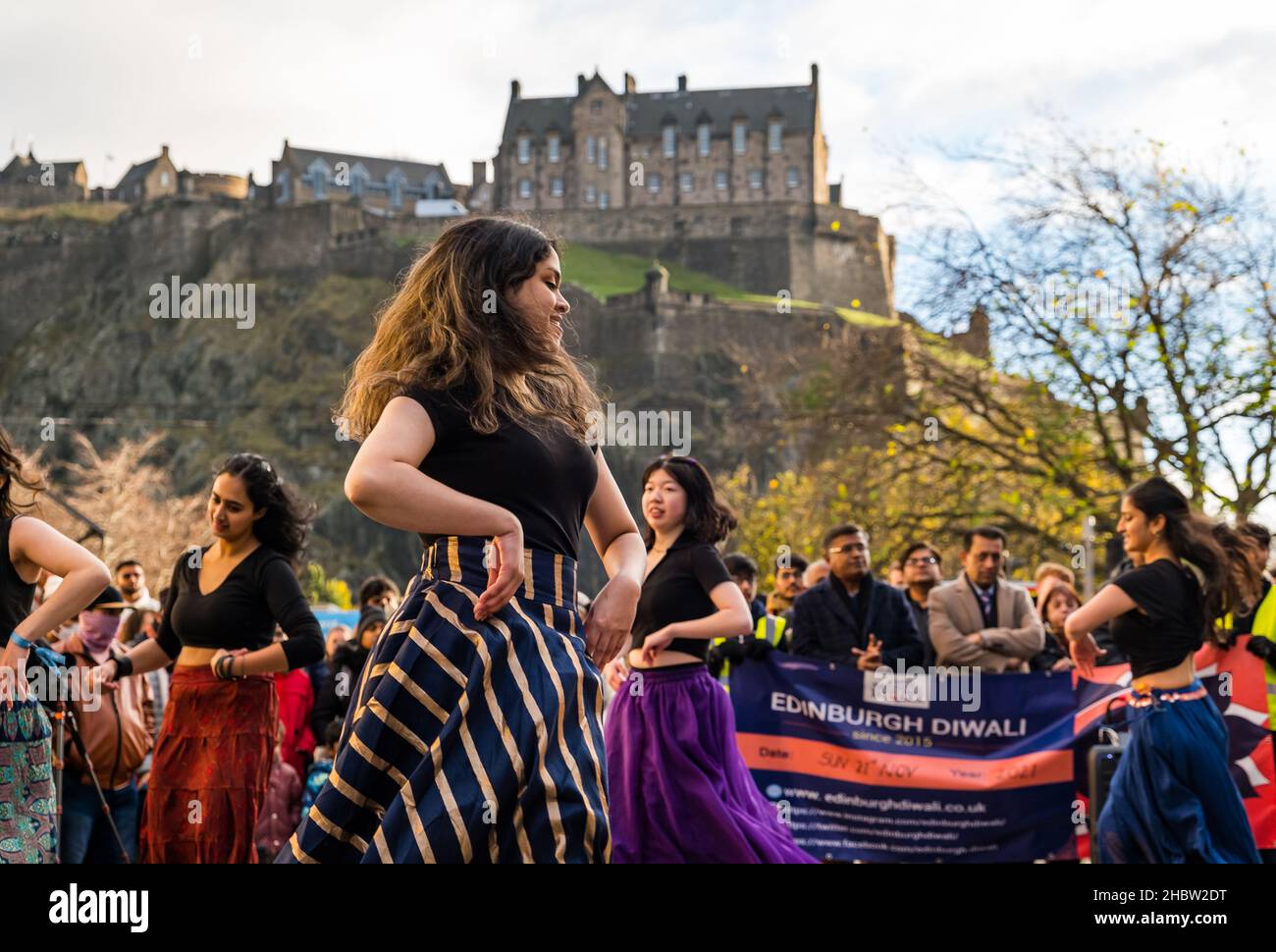 Groupe de danse indienne se présentant au festival Diwali avec toile de fond du château d'Édimbourg, Édimbourg, Écosse, Royaume-Uni Banque D'Images