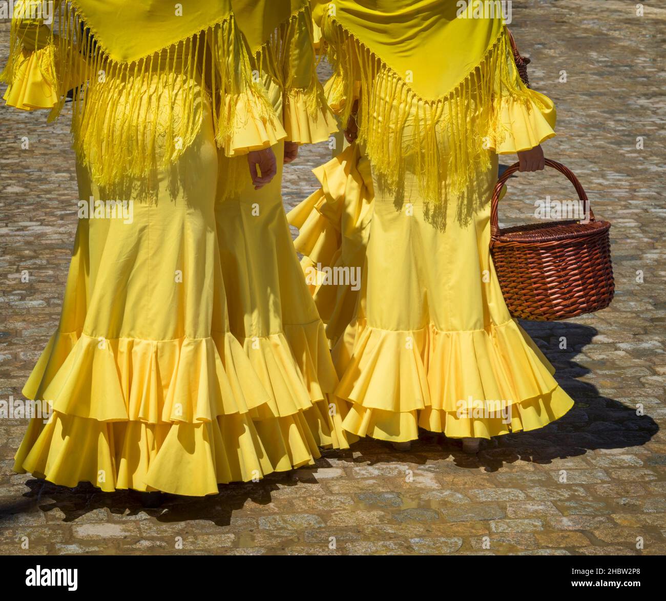 Séville, province de Séville, Andalousie, sud de l'Espagne.Feria de Abril, la foire d'avril.Filles vêtues de flamenco jaune. Banque D'Images