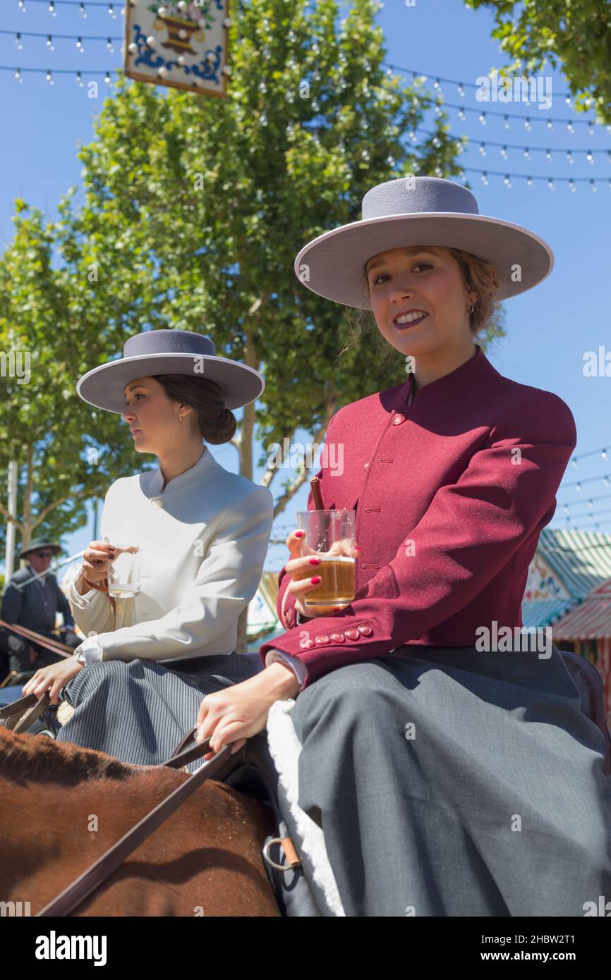 Séville, province de Séville, Andalousie, sud de l'Espagne.Feria de Abril, la foire d'avril.Les femelles s'arrêtent pour se rafraîchir pendant le cheval et le carriole Banque D'Images