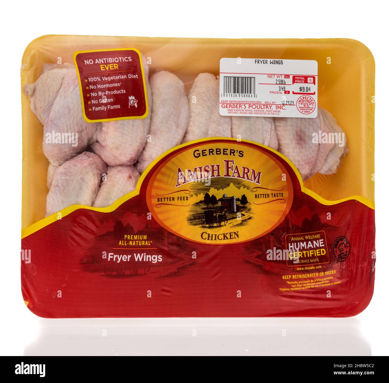 Winneconne, WI -10 décembre 2021 : un paquet d'ailes de poulet Buffalo de Gerbers Amish sur un fond isolé Banque D'Images