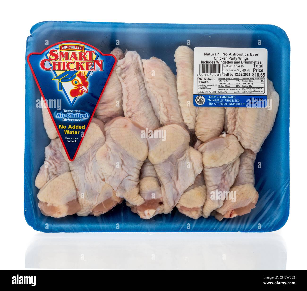 Winneconne, WI -10 décembre 2021 : un paquet d'ailes de poulet réfrigérées  à l'air de Smart Chicken sur un fond isolé Photo Stock - Alamy