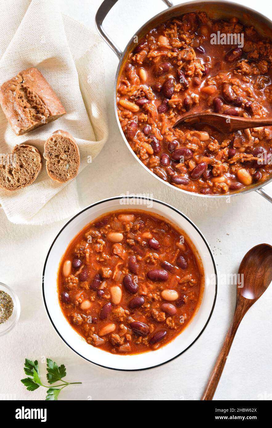 Graines de cowboy avec bœuf haché, piment jalapeno et bacon dans un bol sur fond de pierre légère.Vue de dessus, plan d'appartement Banque D'Images