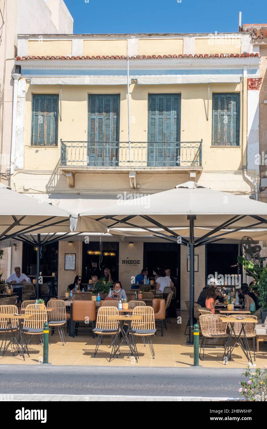 Athènes, Grèce - 29 septembre 2021 : les gens apprécient de s'asseoir à l'extérieur.Déposez les bouteilles d'assainisseur sur les tables.Café de rue pendant le coronavirus rouvert Banque D'Images