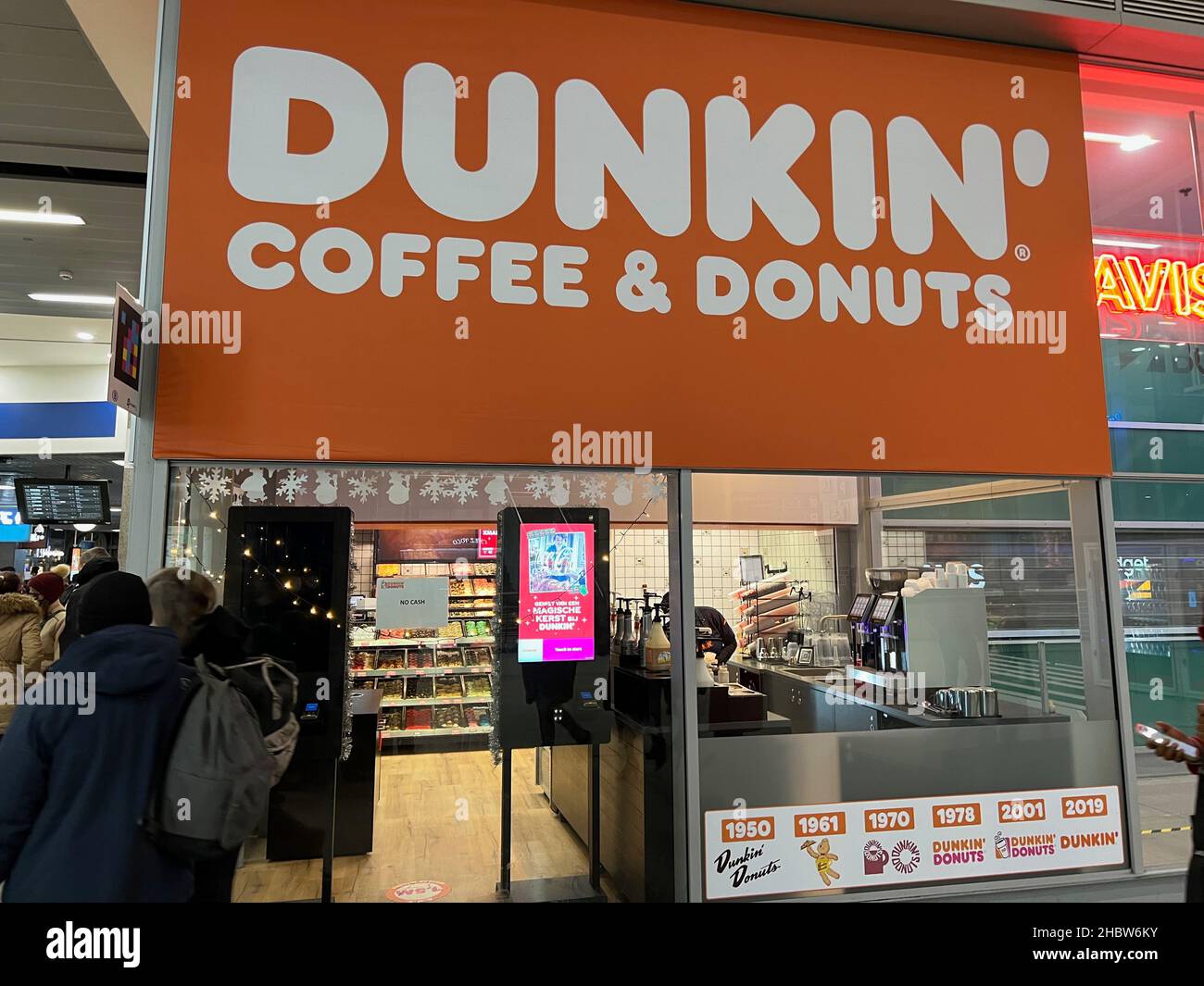 Dunkin' Coffee & Donuts à la gare de Bruxelles-midi (Bruxelles-midi) à  Bruxelles, Belgique, le 12 décembre 2021.(Photo de Samuel Rigelhaupt / Sipa  USA Photo Stock - Alamy