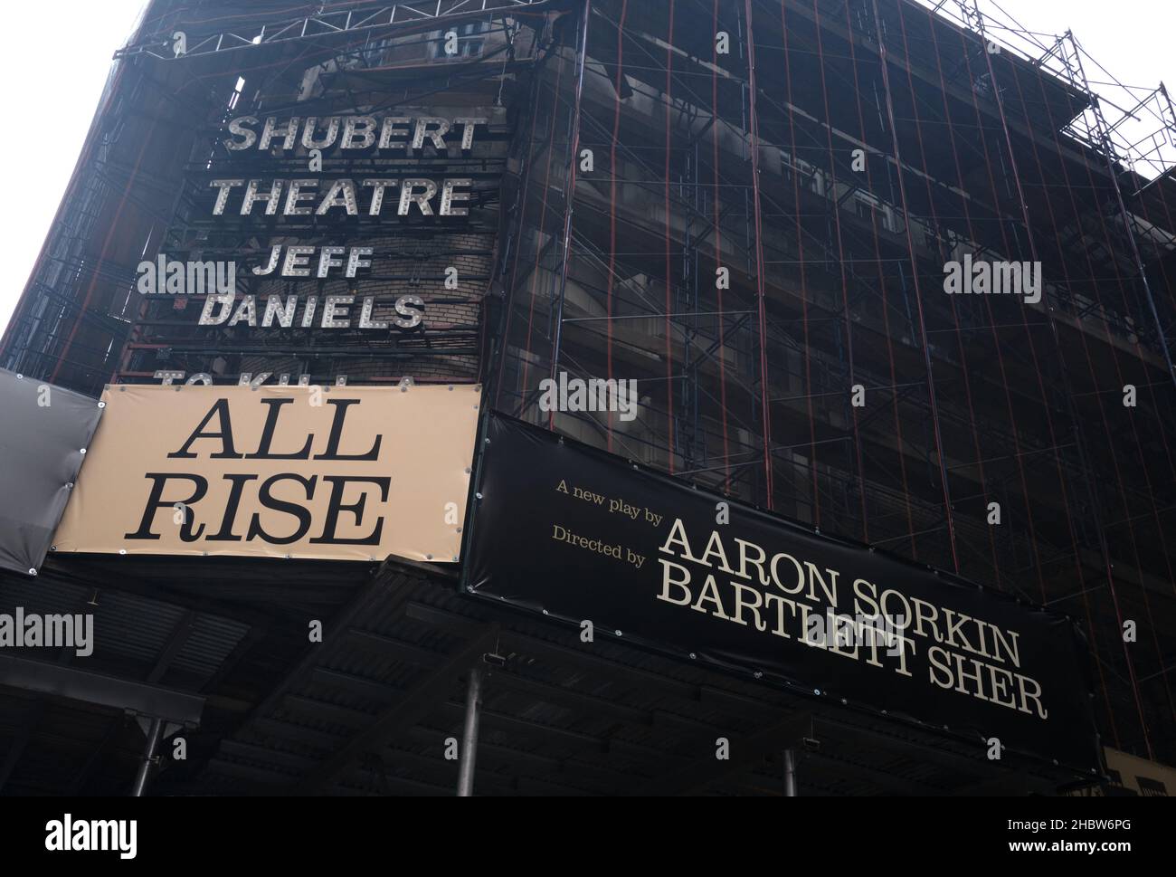 New York, New York, États-Unis.21st décembre 2021.Shubert Theatre sur West 44th Street avec son panneau normalement allumé éteint après l'annulation du spectacle d'aujourd'hui de tuer Un Mockingbird, en raison de la montée actuelle des infections Covid dans la ville de New York.(Image de crédit : © Edna Leshowitz/ZUMA Press Wire) Banque D'Images