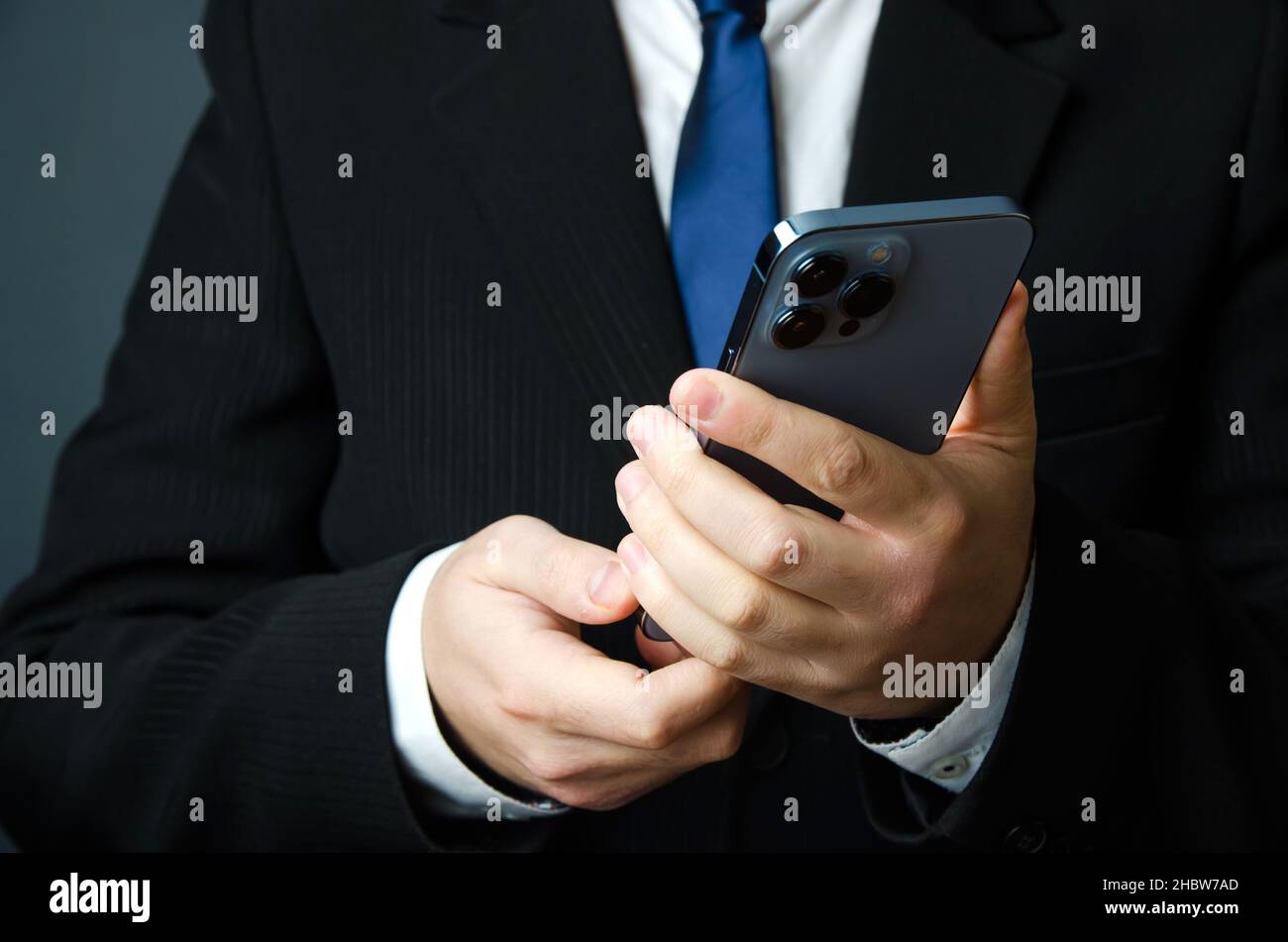 Kherson, Ukraine, 2 décembre 2021: IPhone 13 pro max de couleur bleue entre les mains d'un homme d'affaires.Communication dans les affaires, le travail en ligne et les achats Banque D'Images