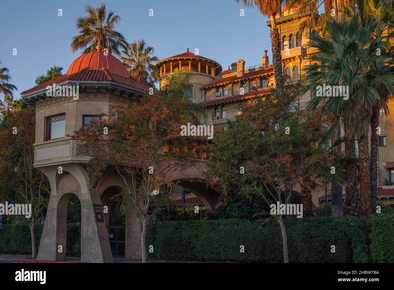 Une image vibrante du bâtiment emblématique Castle Green à Pasadena, en Californie, montrée au lever du soleil. Banque D'Images