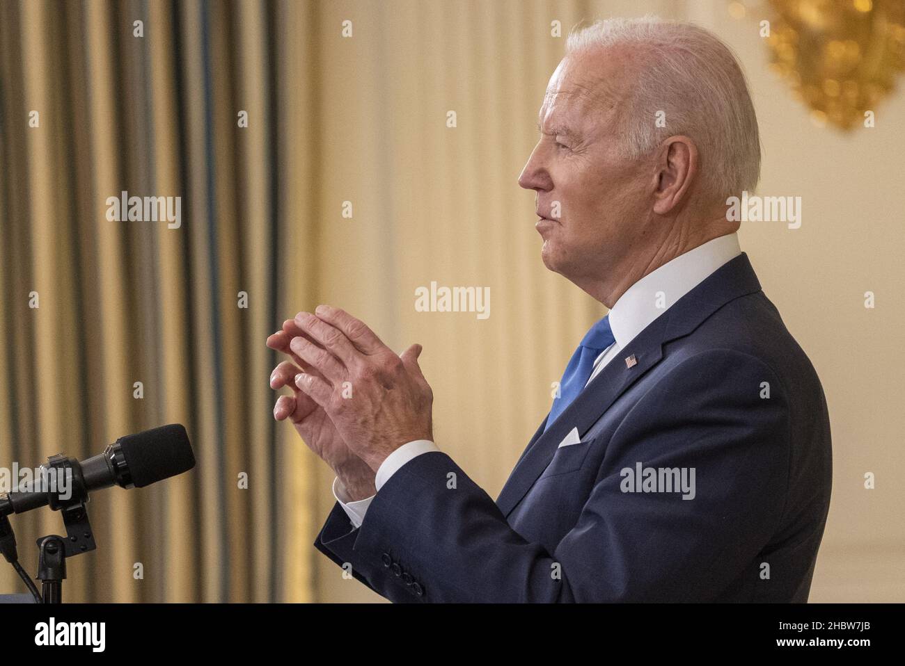 Washington, États-Unis.21st décembre 2021.Le président américain Joe Biden prononce des remarques sur l'état de la lutte du pays contre la COVID-19 dans la salle à manger de la Maison Blanche à Washington, DC., le mardi 21 décembre 2021.Biden a parlé du sujet alors que le pays voit des cas croissants dans la variante croissante d'Omicron.Photo de Ken Cedeno/UPI crédit: UPI/Alay Live News Banque D'Images