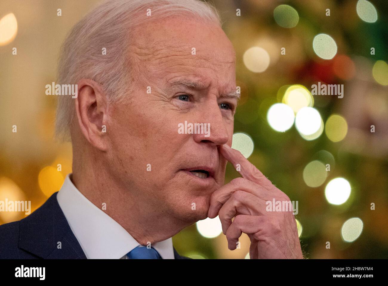 Washington, États-Unis.21st décembre 2021.Le président américain Joe Biden prononce des remarques sur l'état de la lutte du pays contre la COVID-19 dans la salle à manger de la Maison Blanche à Washington, DC., le mardi 21 décembre 2021.Biden a parlé du sujet alors que le pays voit des cas croissants dans la variante croissante d'Omicron.Photo par Ken Cedeno/Pool/Sipa USA crédit: SIPA USA/Alay Live News Banque D'Images