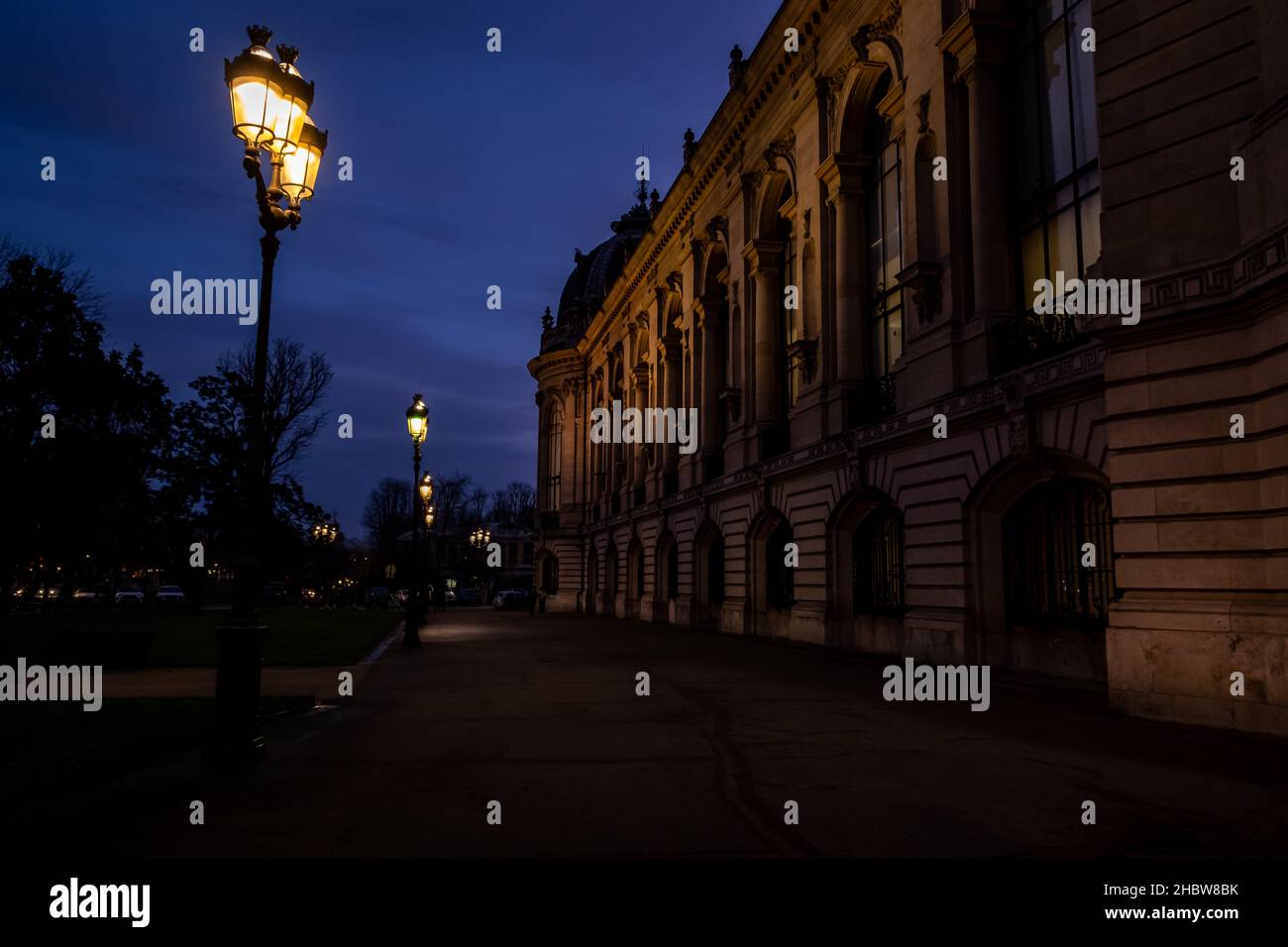 Exploration de l'architecture à Paris avec une magnifique façade de nuit avec un éclairage de mode ancien Banque D'Images