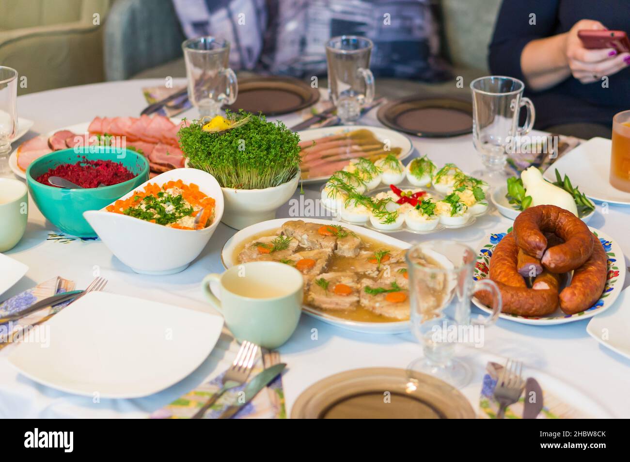 Une table avec de délicieuses salades appétissantes, des œufs durs et des saucisses Banque D'Images