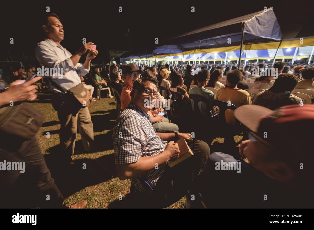 VILLE DE LA CARLOTA, PHILIPPINES - 01 mars 2019 : les personnes assistant à l'assemblée évangélique de renaissance de tente chrétienne religieuse, îles Philippines Banque D'Images