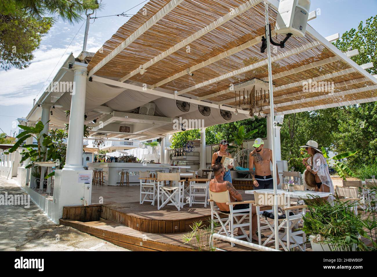 Kabos, Corfou, Grèce - 05 août 2021 : les jeunes visitent le bar de la plage.Corfou est une île grecque dans la mer Ionienne. Banque D'Images