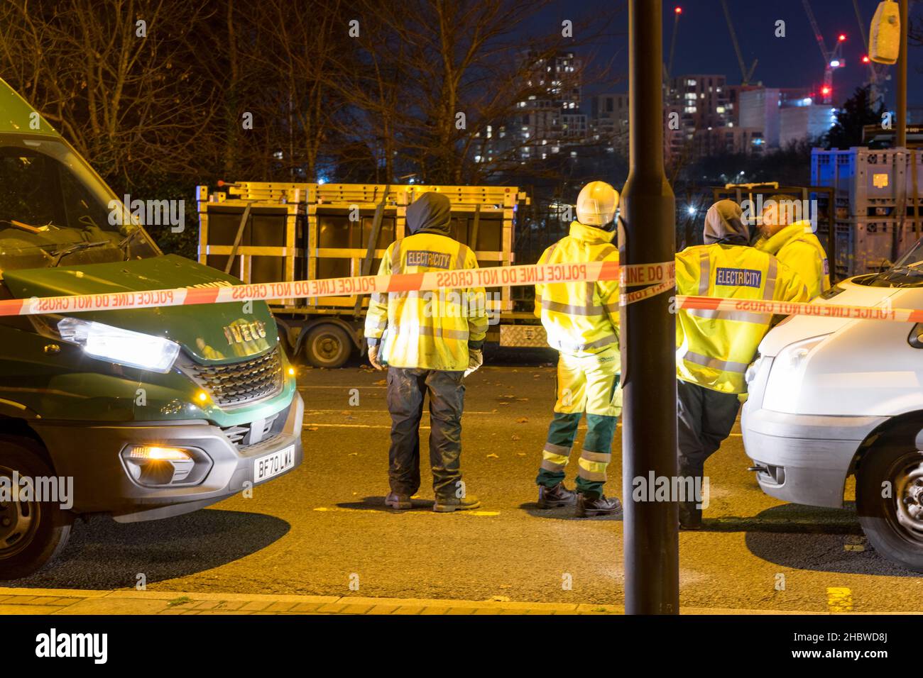 Greenwich, Londres, Royaume-Uni.21 décembre 2021.La police, les pompiers et les ambulanciers paramédicaux étaient sur place pour un accident de la route sur Eltham Road, à la sortie de Kidbrooke Park Road.Fermeture de la route et trafic de file d'attente sur A20 entre Lee Green et la jonction de Kidbrooke Park Road depuis la fin de l'après-midi 15:30.Des embouteillages sont en train d'être construits le soir sur la route circulaire sud dans les environs.Credit: Xiu Bao/Alamy Live News Banque D'Images