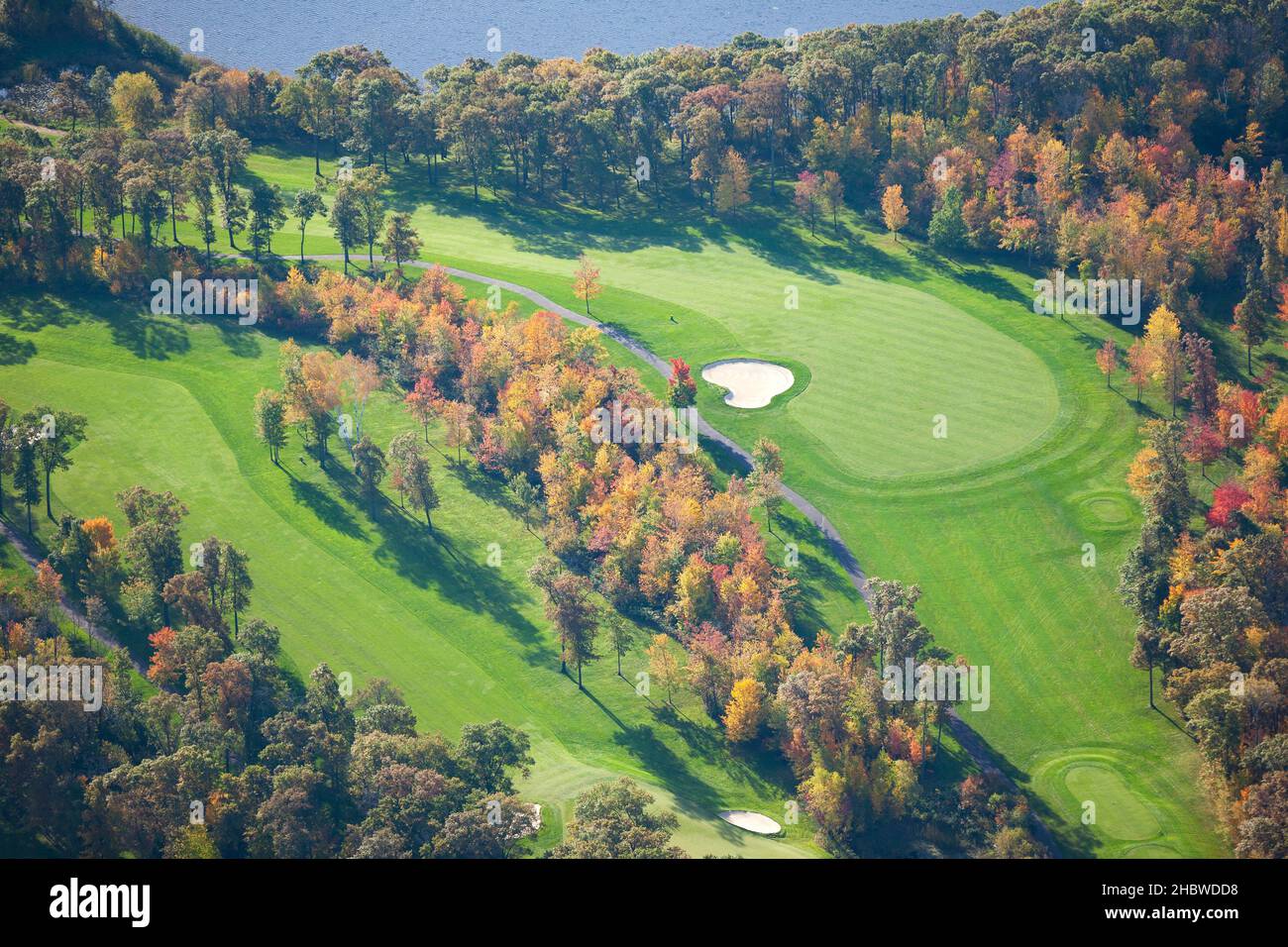 Vue aérienne sur le parcours de golf et le lac à l'automne Banque D'Images