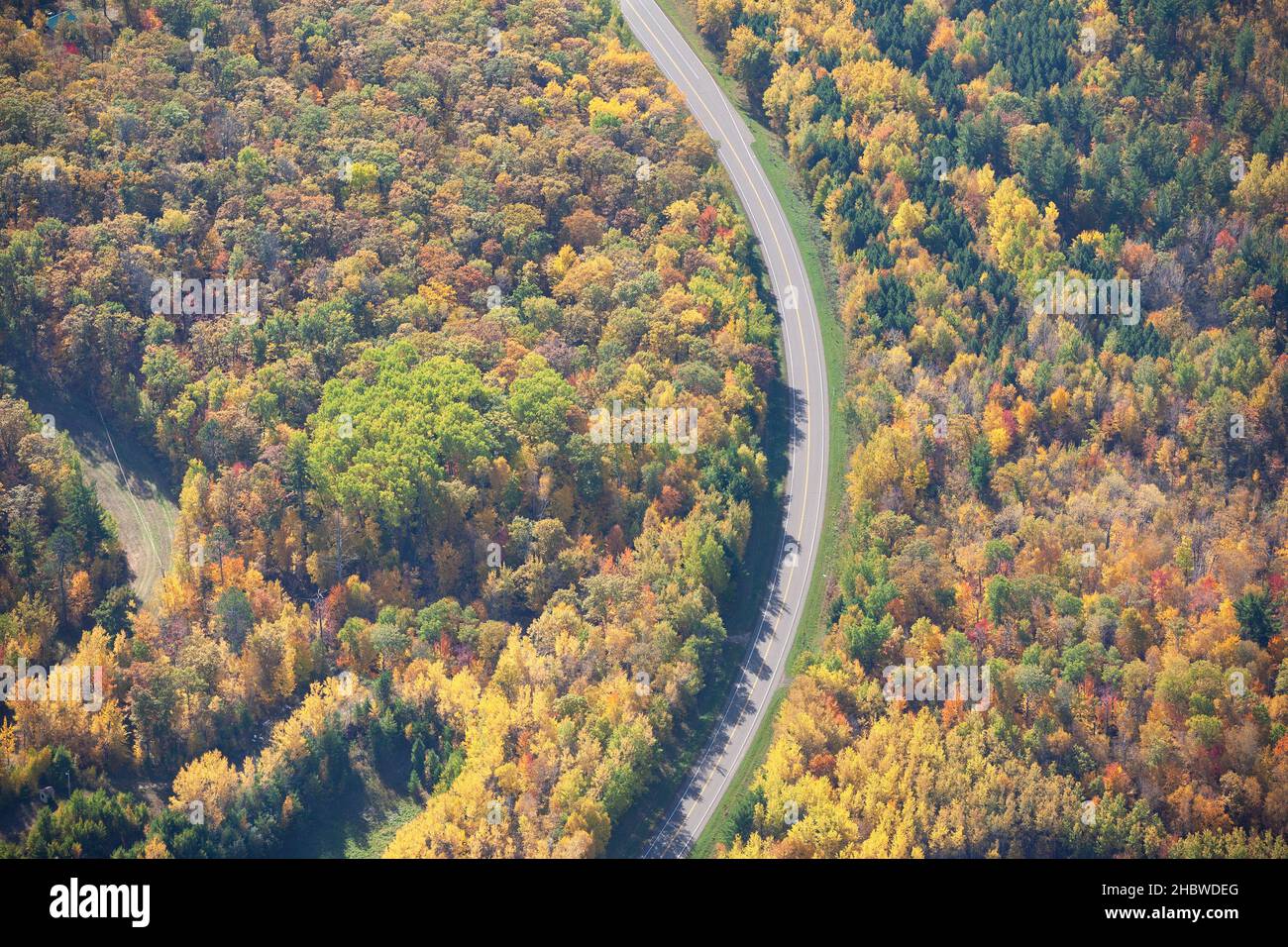 Vue aérienne de la route en courbe dans le nord du Minnesota lors d'une journée d'automne ensoleillée Banque D'Images