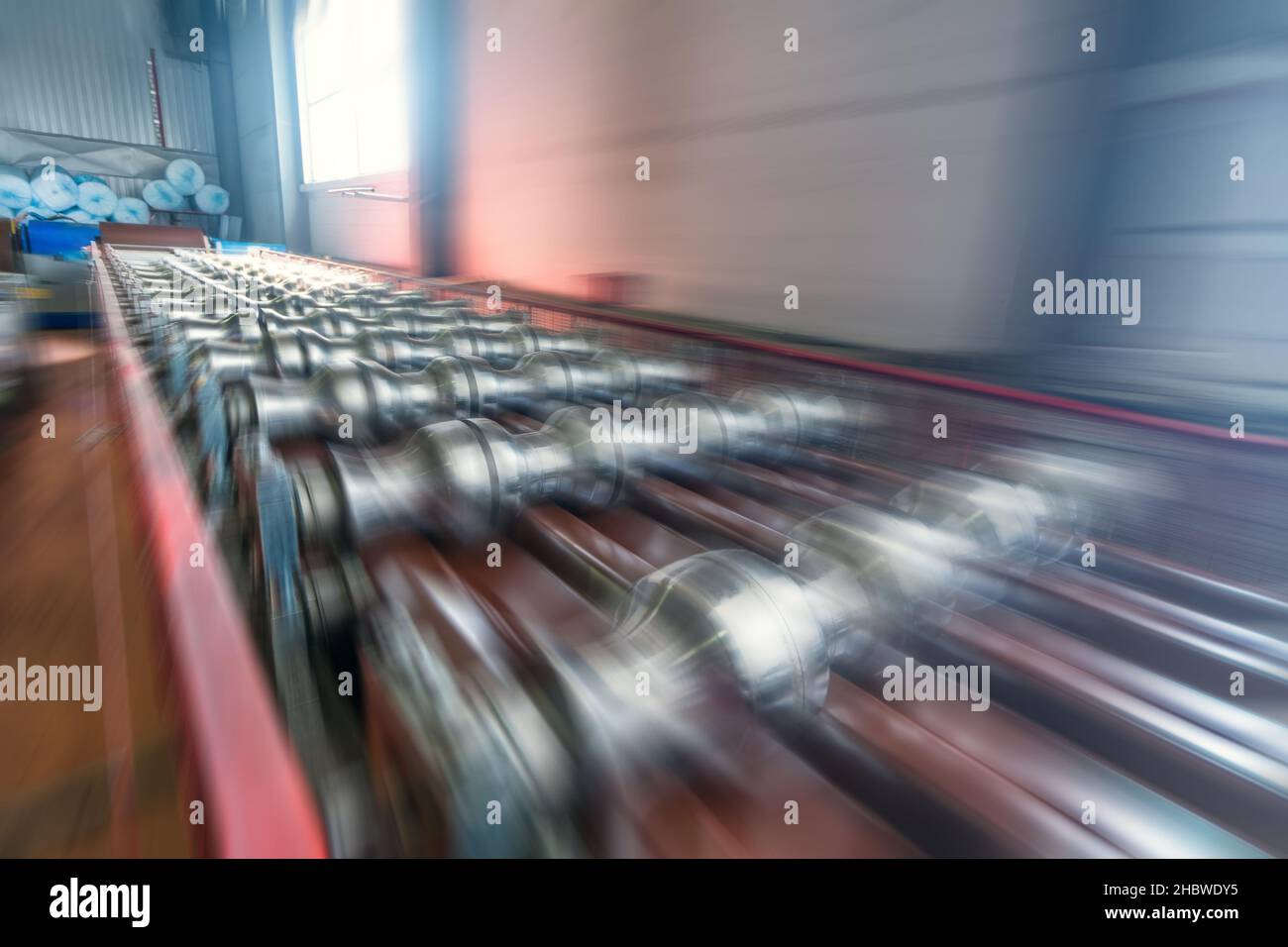 Tapis transporteur ou chaîne de production avec effet de mouvement flou dans l'usine de fabrication de métaux. Banque D'Images