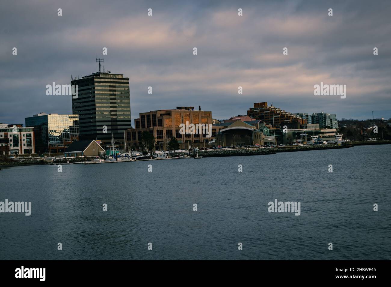 La ligne d'horizon de Halifax par temps froid et nuageux Banque D'Images