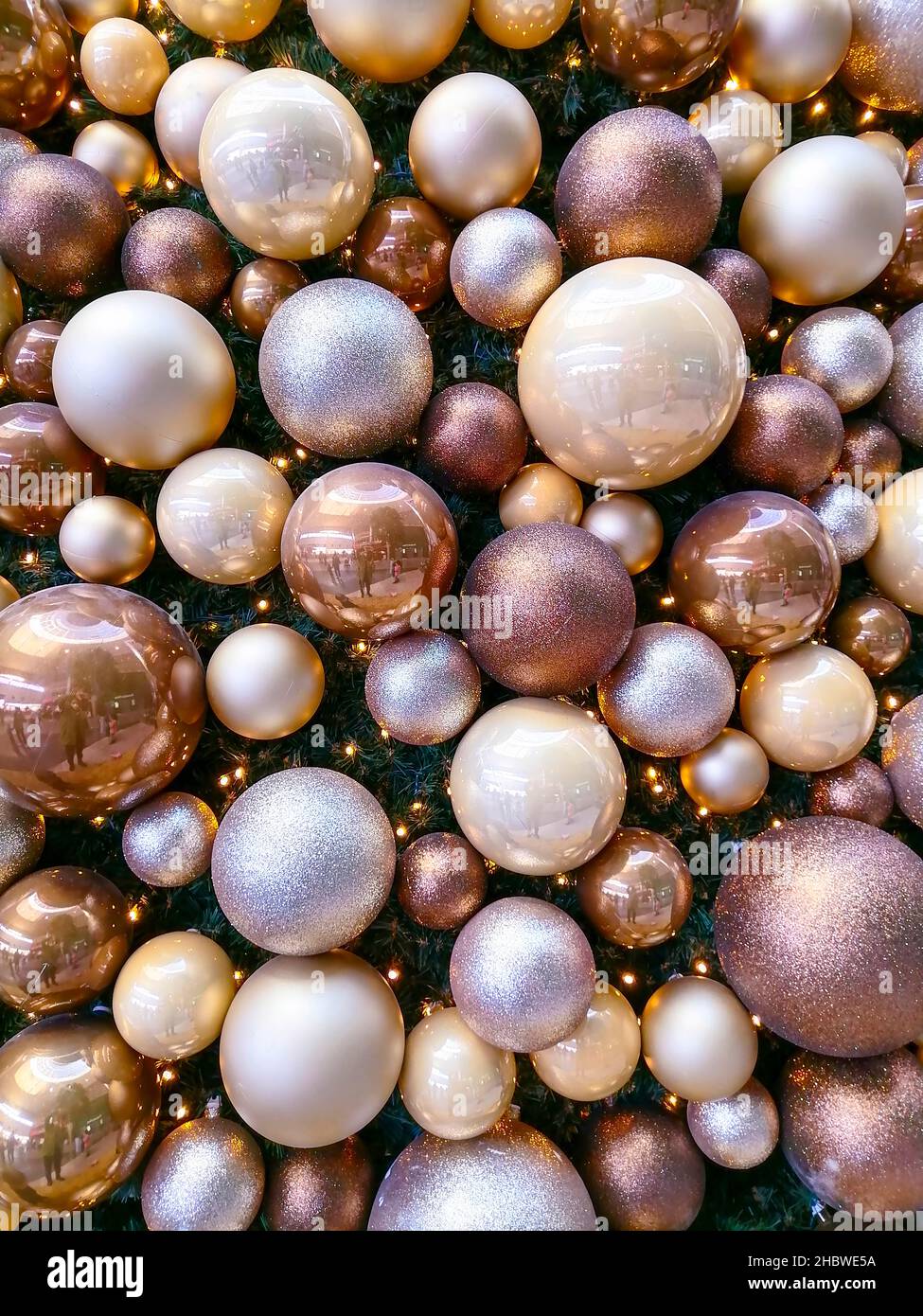 Boules de Noël résumé arrière-plan.Belles décorations de vacances colorées avec globes sur un arbre de Noël Banque D'Images