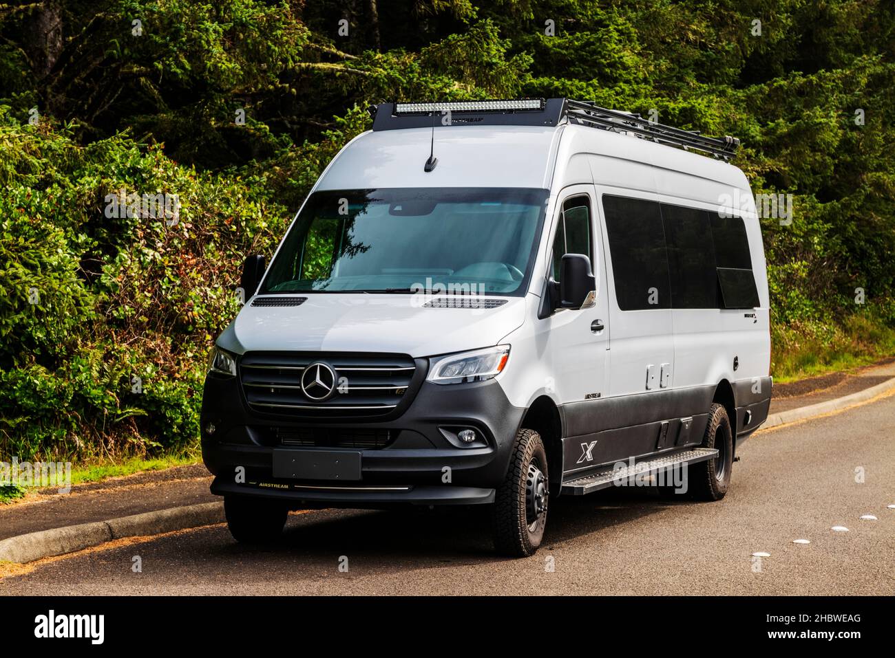 Airstream Interstate 24X 4WD campervan ; forêt de pins ; parc national et réserve naturelle nationale de Cape Meares ; près de Tillamook ; Oregon ; États-Unis Banque D'Images