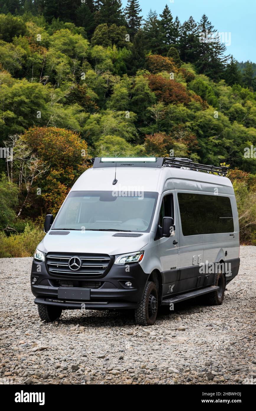 Airstream Interstate 24X 4WD campervan; le long de la rocheuse South Fork Coos River; près de Coos Bay; Oregon; États-Unis Banque D'Images