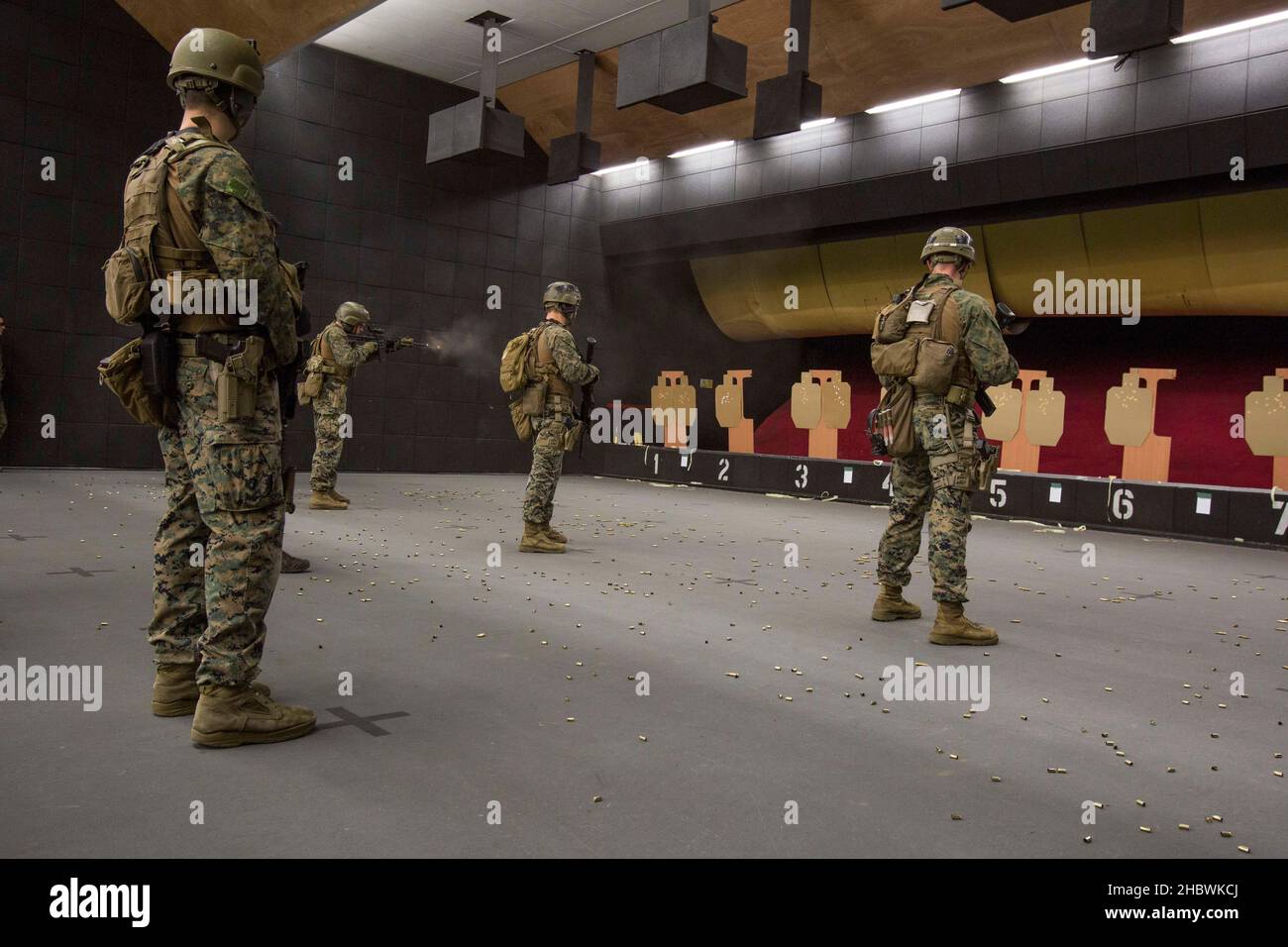 U.S. Marines avec Marine corps Security Force Regiment, effectuer un exercice d'évaluation de la précision du fusil pendant l'exercice Tartan Eagle phase II, Northumbria police Range, Wallsend, Angleterre, le 12 décembre,2021. Les Marines des États-Unis opéraient aux côtés des instructeurs de la bataille des quartiers proches des Marines britanniques (CQB) pour améliorer la précision et la compétence du fusil.L'exercice Tartan Eagle est un exercice d'entraînement bilatéral semestriel au cours duquel les Marines des États-Unis et leurs homologues britanniques se rendent dans les installations d'entraînement de l'autre pour comparer la stratégie et les tactiques de l'ACQ.(É.-U.Photo du corps marin par lance Cpl.Angel Alvarado) Banque D'Images