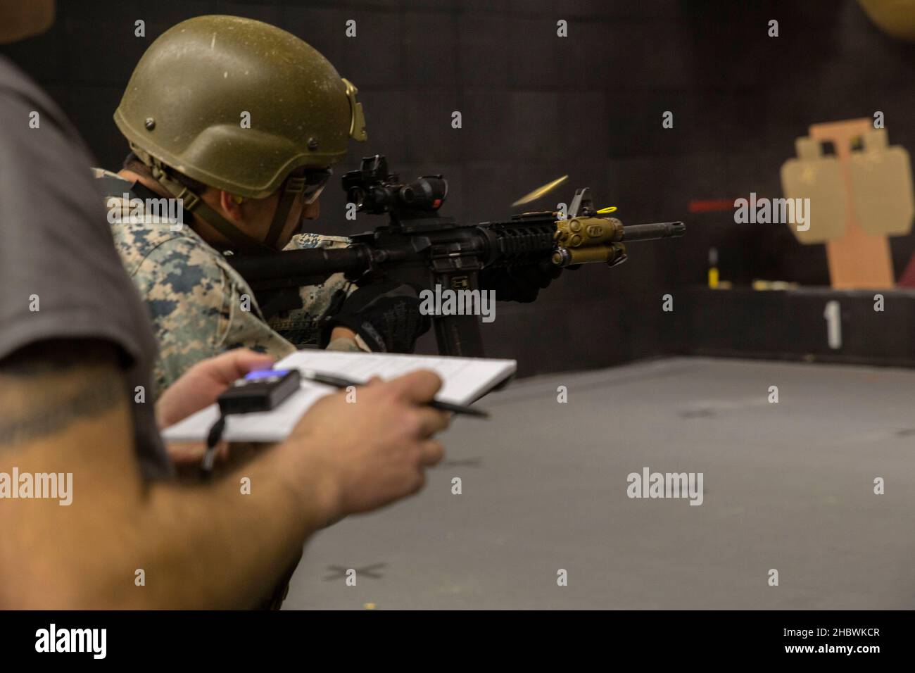 Sergent du corps des Marines des États-UnisHector A. Espinoza, un instructeur de formation de rifleman et de la force de sécurité à la Marine corps Security Force Regiment Training Company, tire une carabine C8 pendant l'exercice Tartan Eagle phase II, champ de police de Northumbria, Wallsend, Angleterre, décembre 11,2021. Les instructeurs de la bataille des Royal Marine (CQB) ont évalué la précision et la technique des Marines des États-Unis lors de l'application des tactiques d'engagement ennemi de leurs homologues britanniques.L'exercice Tartan Eagle est un exercice d'entraînement bilatéral semestriel pour les Marines des États-Unis et les Marines britanniques afin de former la stratégie et le processus de la CQB Banque D'Images