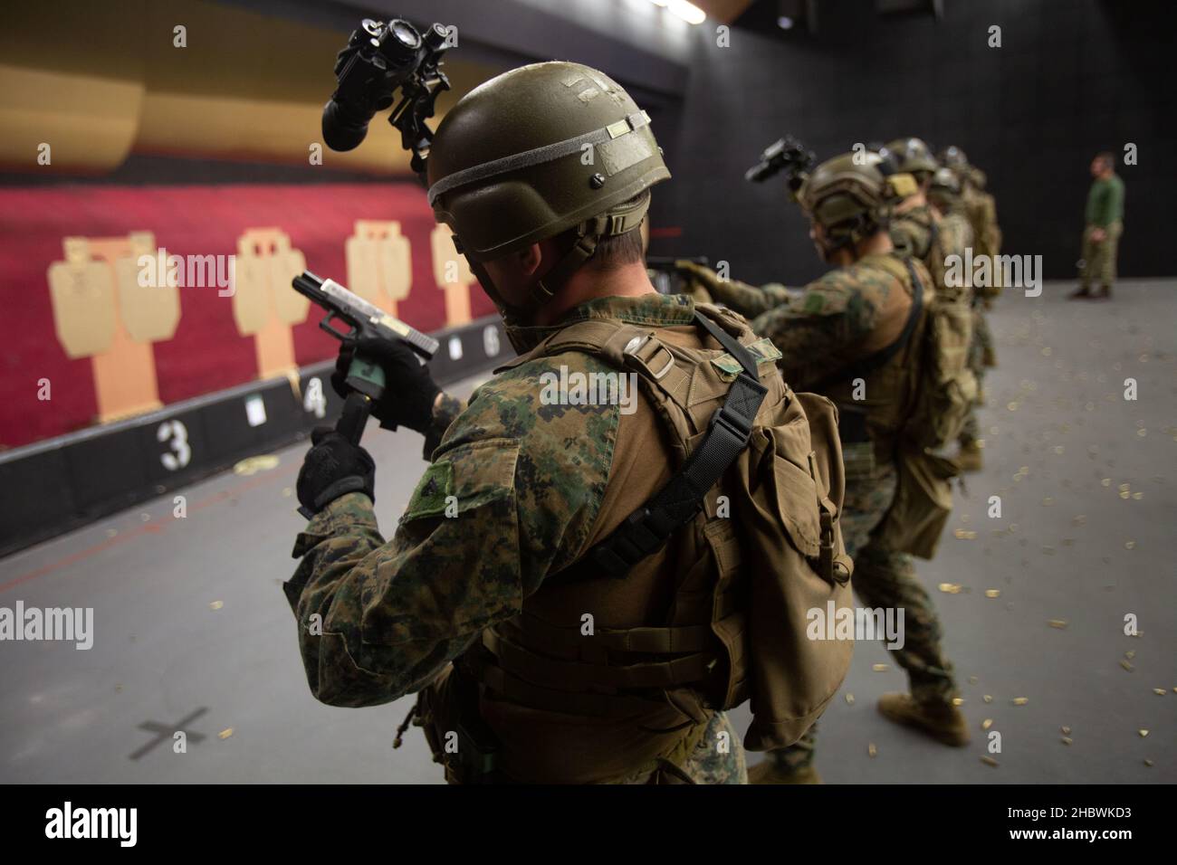 Les Marines des États-Unis, avec l'équipe de tactique de récupération, Marine corps Security Forces Regiment, affinent les procédures de manipulation des pistolets pendant l'exercice Tartan Eagle phase II, au champ de police de Northumbria, Wallsend, Angleterre, 12 décembre 2021.Les Marines des États-Unis ont suivi une formation aux côtés des Royal Marines britanniques pour affiner leur compétence en matière de précision des pistolets.L'exercice Tartan Eagle est un exercice bilatéral semestriel pour les Marines des États-Unis et les Marines britanniques pour apprendre des techniques et des tactiques propres à chaque pays.(É.-U.Photo du corps marin par lance Cpl.Jack Chen) Banque D'Images