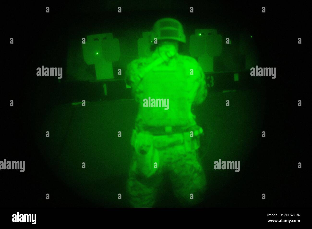 Sergent du corps des Marines des États-UnisWil Raymond, instructeur de combat de près (CQB) au sein du Marine corps Security Forces Regiment, tire un fusil d'assaut C8 tout en effectuant des exercices d'engagement en basse lumière pendant l'exercice Tartan Eagle phase II, au champ de police de Northumbria, Wallsend, Angleterre, le 12 décembre 2021.Les Marines des États-Unis ont reçu des techniques et des tactiques Royal Marines britanniques pour mener correctement et avec précision l'engagement ennemi dans des conditions de faible éclairage.L'exercice Tartan Eagle est un exercice bilatéral semestriel qui permet aux Marines des États-Unis et à British Royal Marine de voyager à l'étranger pour échanger des tactiques et des techniques de CQB Banque D'Images