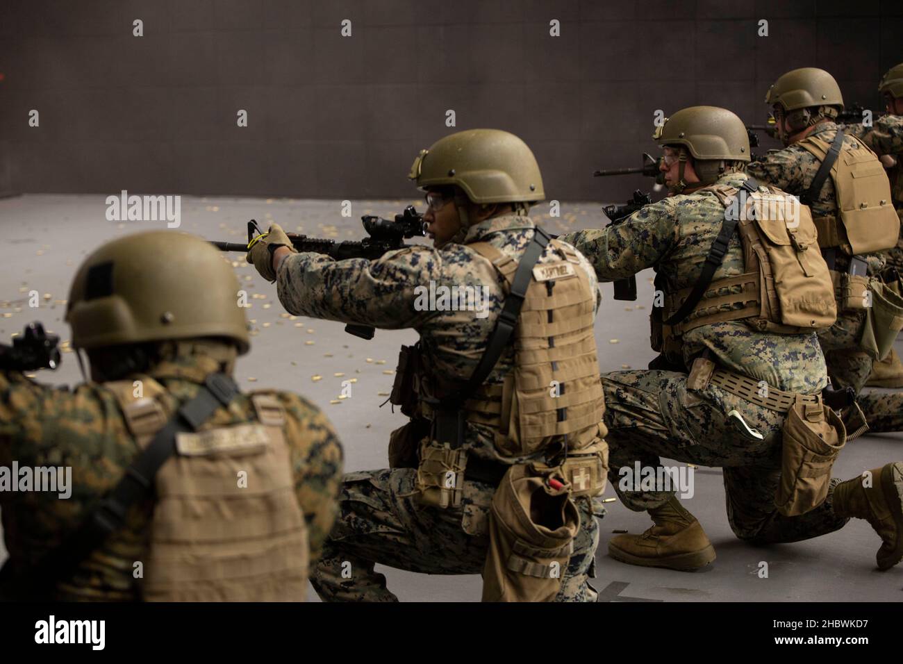 Marines des États-Unis avec Marine corps Security Force Regiment, tirer C8 fusils d'assaut tout en faisant la transition des positions de tir pendant l'exercice Tartan Eagle phase II, Northumbria police Range, Wallsend, Angleterre, le 11 décembre,2021. Les Marines des États-Unis opéraient aux côtés des instructeurs de la bataille des quartiers proches des Marines britanniques (CQB) pour affiner la compétence du mouvement au contact et du forage au pistolet.L'exercice Tartan Eagle est un exercice d'entraînement bilatéral semestriel au cours duquel les Marines des États-Unis et leurs homologues britanniques se déplacent vers les installations d'entraînement de l'autre pour comparer la stratégie et les tactiques de la CQB.(É.-U.Photo du corps marin par L Banque D'Images