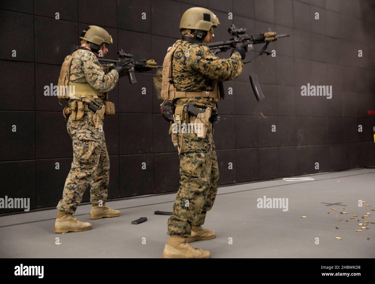 Sergent du corps des Marines des États-UnisWil Raymond, à gauche, et Sgt.Brayam Ceballos, à droite, les deux instructeurs de combat de quartier fermé (CQB) avec la compagnie d'entraînement, Marine corps Security Force Regiment, conduire des chargements de vitesse pendant l'exercice Tartan Eagle phase II, Northumbria police Range, Wallsend, Angleterre, 11 décembre,2021. Les instructeurs CQB de British Royal Marine dirigent des relais de mouvement à contact permettant aux Marines d'affiner leur vitesse et leur précision lorsqu'ils engagent un ennemi à l'intérieur.L'exercice Tartan Eagle est un exercice d'entraînement bilatéral semestriel au cours duquel les Marines des États-Unis et leurs homologues britanniques se déplacent vers le tr de l'autre Banque D'Images