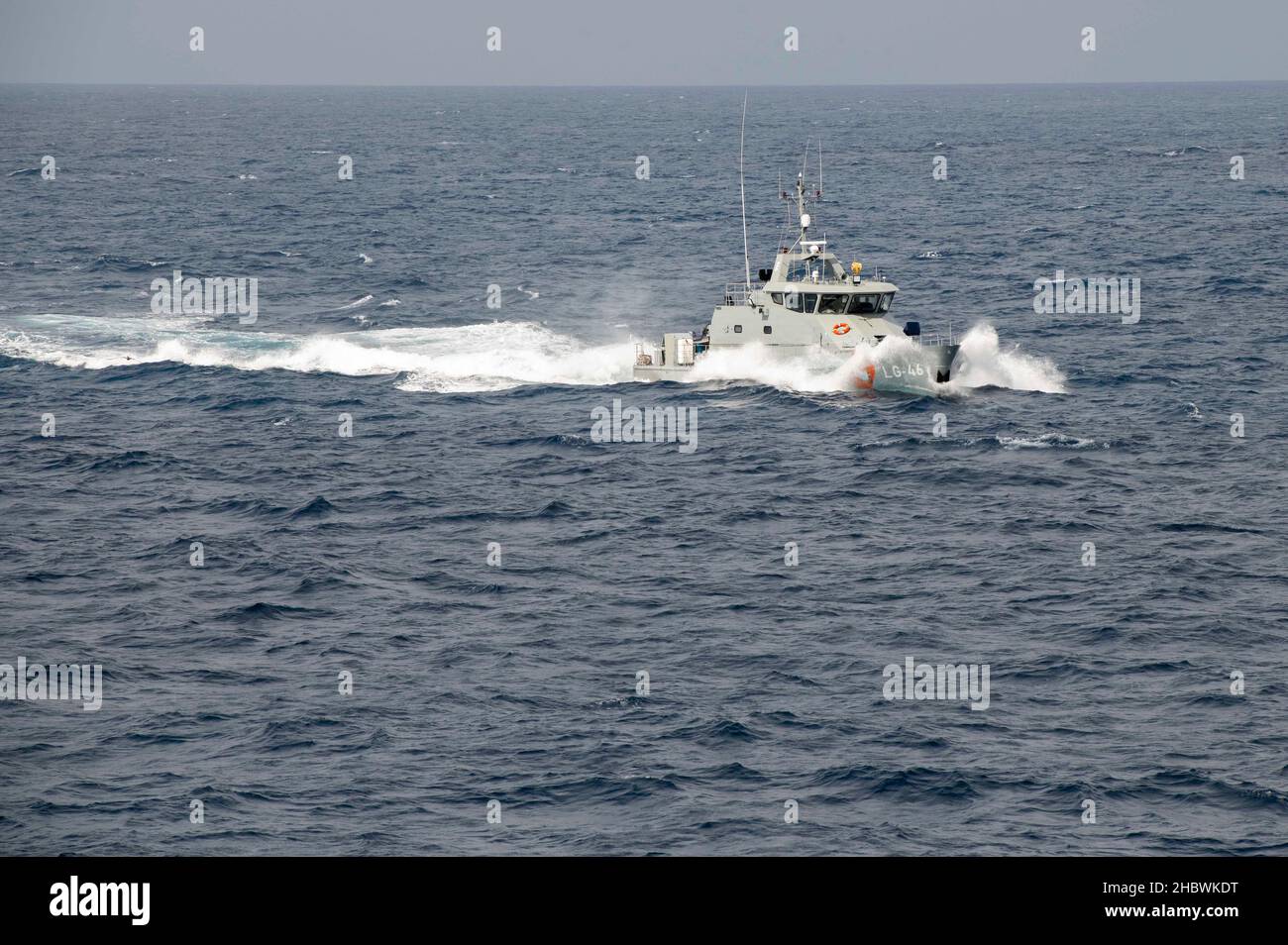 Les équipages de la Garde côtière américaine, Cutter de sécurité nationale de classe Légende, USCGC Stone (WMSL 758) et du navire de patrouille navale équatorien, Isla Pinta (LG-46), effectuent des exercices et remettent en question un équipage de navire dans l'océan Pacifique oriental, le 7 décembre 2021.Le personnel des forces de l'ordre et de la sécurité des États-Unis et de l'Équateur travaille en collaboration pour contrer les menaces que représentent le crime transnational, les stupéfiants illicites et le trafic de personnes.(É.-U.Photo de la Garde côtière par l'agent Petty 2nd classe Shannon Kearney) Banque D'Images