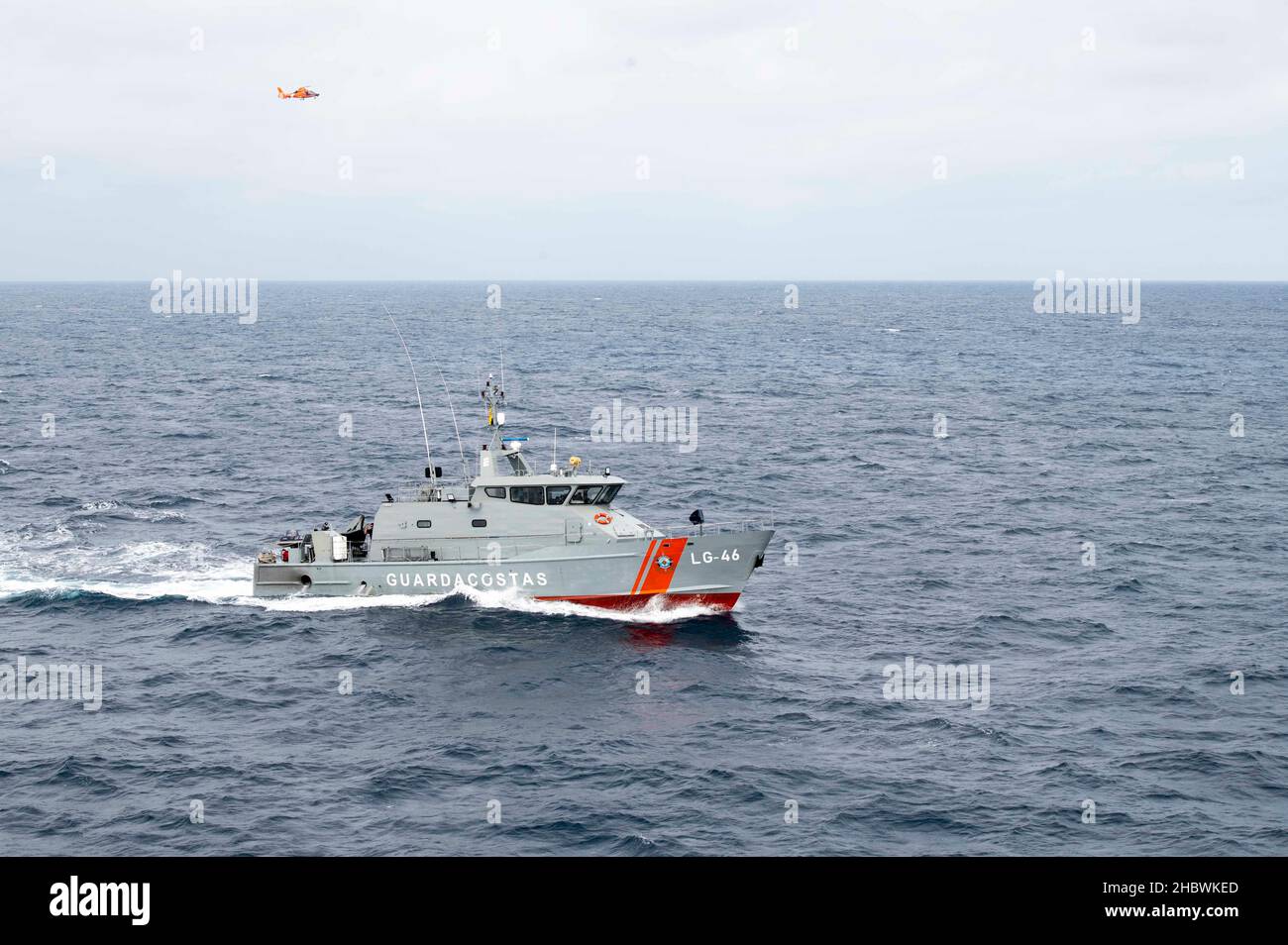 Les équipages de la Garde côtière américaine, Cutter de sécurité nationale de classe Légende USCGC Stone (WMSL 758), un équipage d'hélicoptère MH-65 attaché, et le navire de patrouille navale équatorienne Isla Pinta (LG-46), effectuent des exercices et remettent en question un équipage de navire dans l'océan Pacifique oriental, le 7 décembre 2021.Le personnel des forces de l'ordre et de la sécurité des États-Unis et de l'Équateur travaille en collaboration pour contrer les menaces que représentent le crime transnational, les stupéfiants illicites et le trafic de personnes.(É.-U.Photo de la Garde côtière par l'agent Petty 2nd classe Shannon Kearney) Banque D'Images