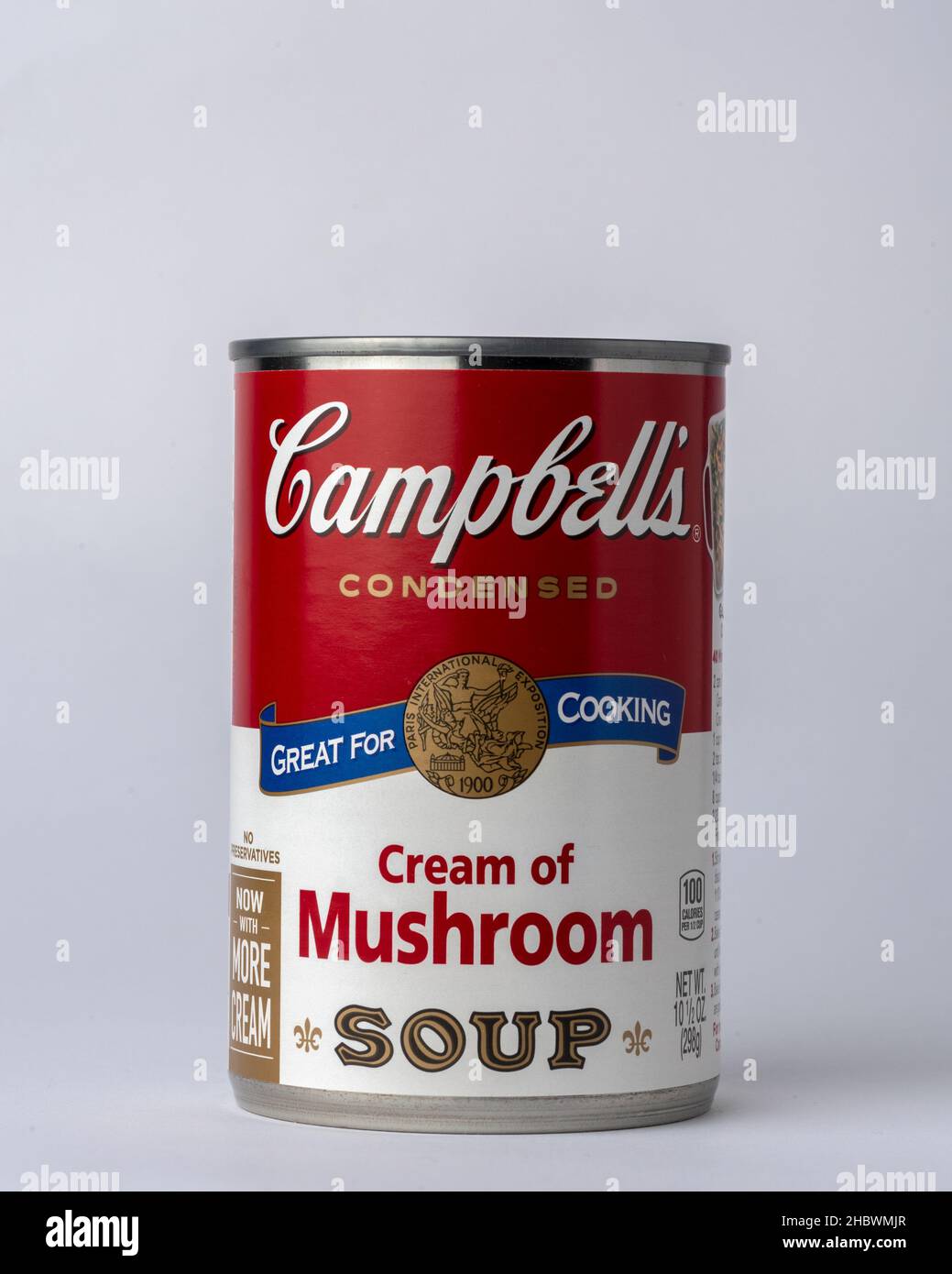 Davis, Californie - 12 décembre 2021.Boîte de soupe de champignons condensée de Campbell, sur fond blanc Banque D'Images