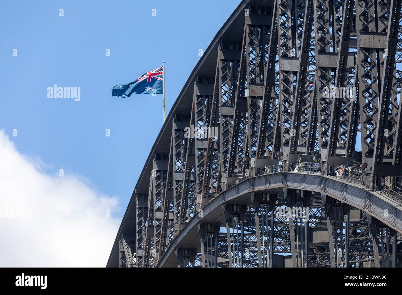 Gros plan sur la structure du pont du port de Sydney et le drapeau national australien Banque D'Images