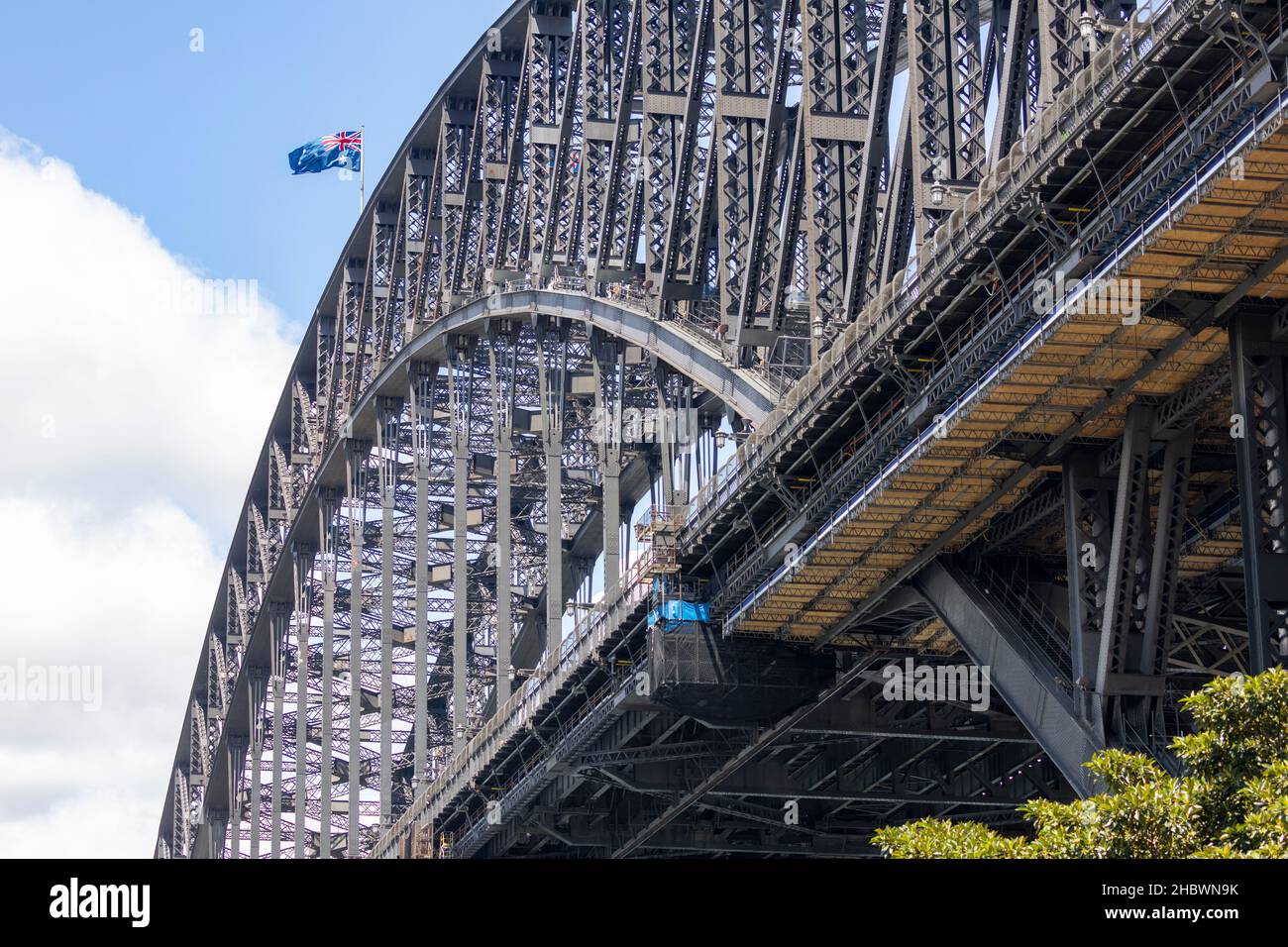 Gros plan sur le drapeau national australien au sommet du pont du port de Sydney, le jour de l'été à Sydney, en Australie Banque D'Images