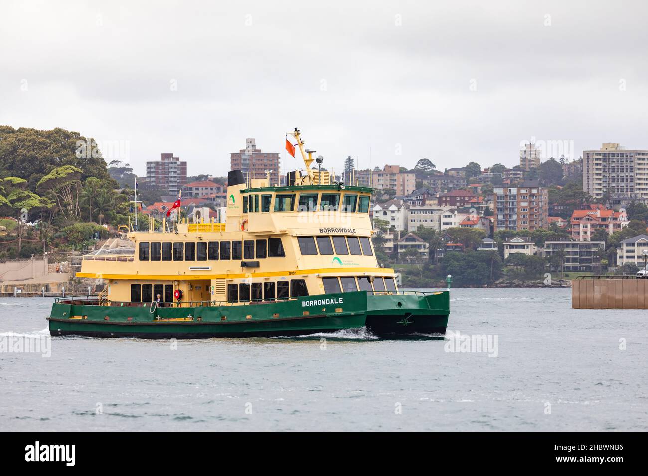 Ferry de Sydney Borrowdale sur le port de Sydney se déplaçant entre les quais de ferry, Sydney, Australie Banque D'Images